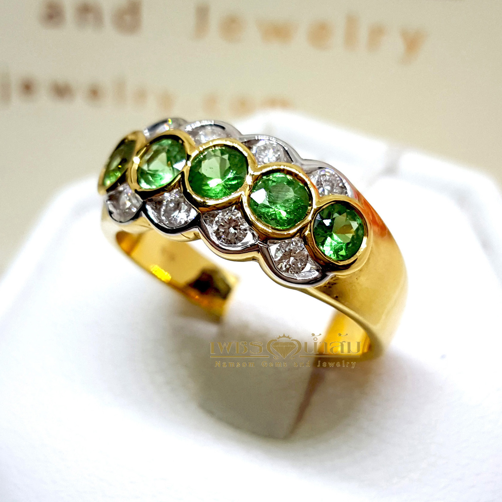 แหวนพลอยซาร์โวไรท์ Tsavorite สีสวยสด ฝังหุ้มเล่นลูกเล่นด้วยเพชรแท้เรียงราย บนตัวเรือนทองแท้ทั้งตัวเรือน