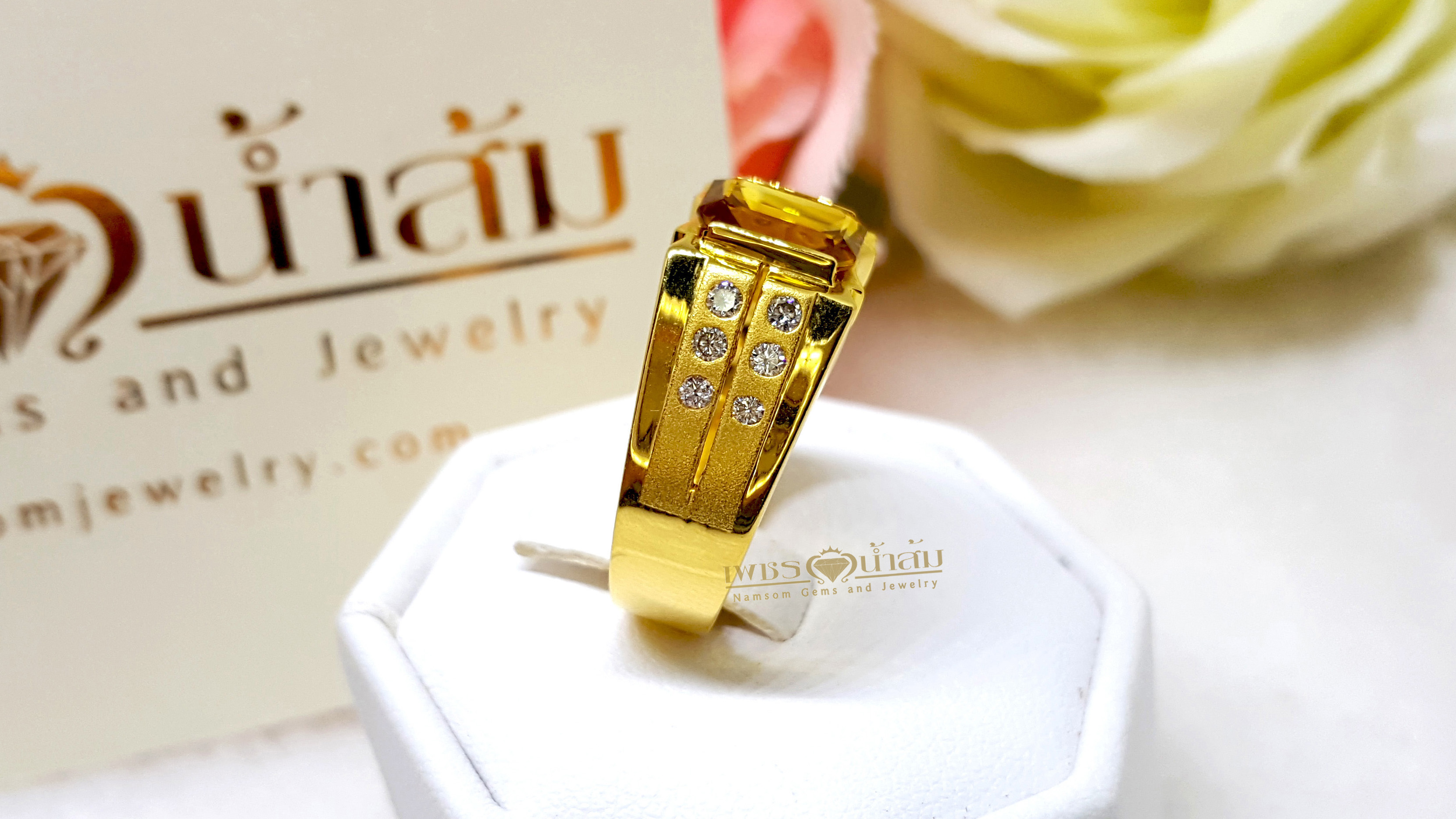 แหวนบุษราคัมน้ำงาม Yellow Sapphire ประดับฝังตกแต่งด้วยเพชรแท้เล่นลวดลาย บนตัวเรือนทองแท้ทั้งตัวเรือน