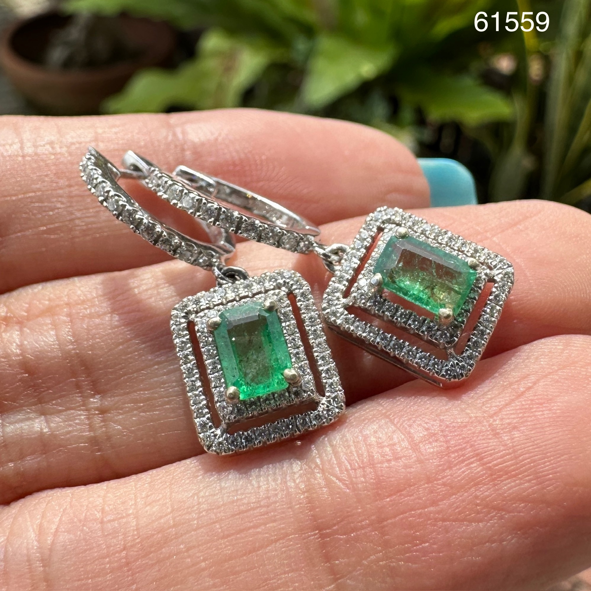 รหัส 61559 ต่างหู มรกต แซมเบีย 2/1.00 กะรัต ตุ้งติ้ง ฝังเพชร 148/0.80 กะรัต ทองคำขาว18K พร้อม Cert. นน. 5.09 g