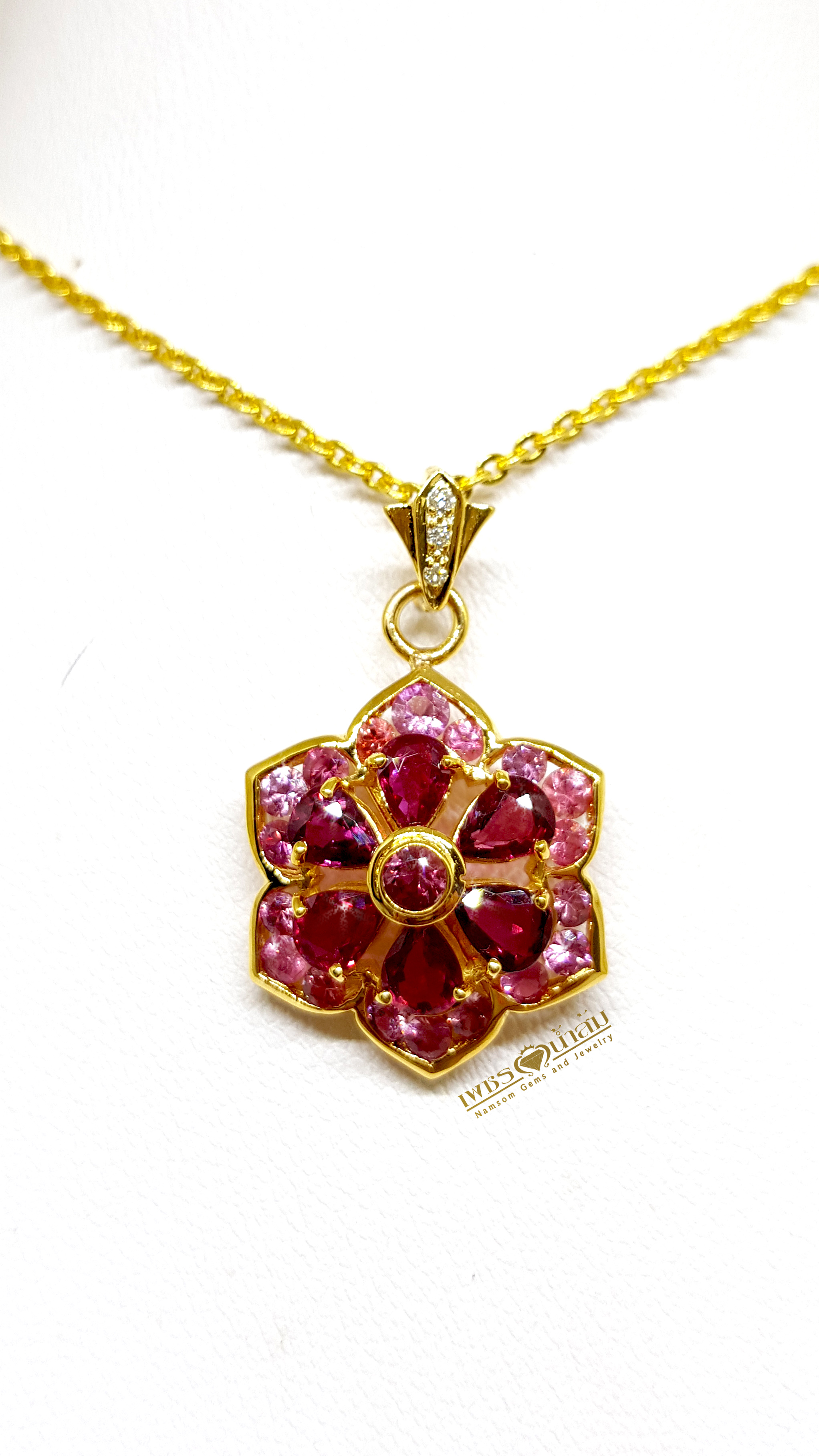 จี้พลอยทับทิม Ruby สีหวาน ประดับตกแต่งล้อมรอบด้วย Pink Sapphire ออกแบบเป็นรูปทรงดอกไม้ เย้ายวนทุกสายตา