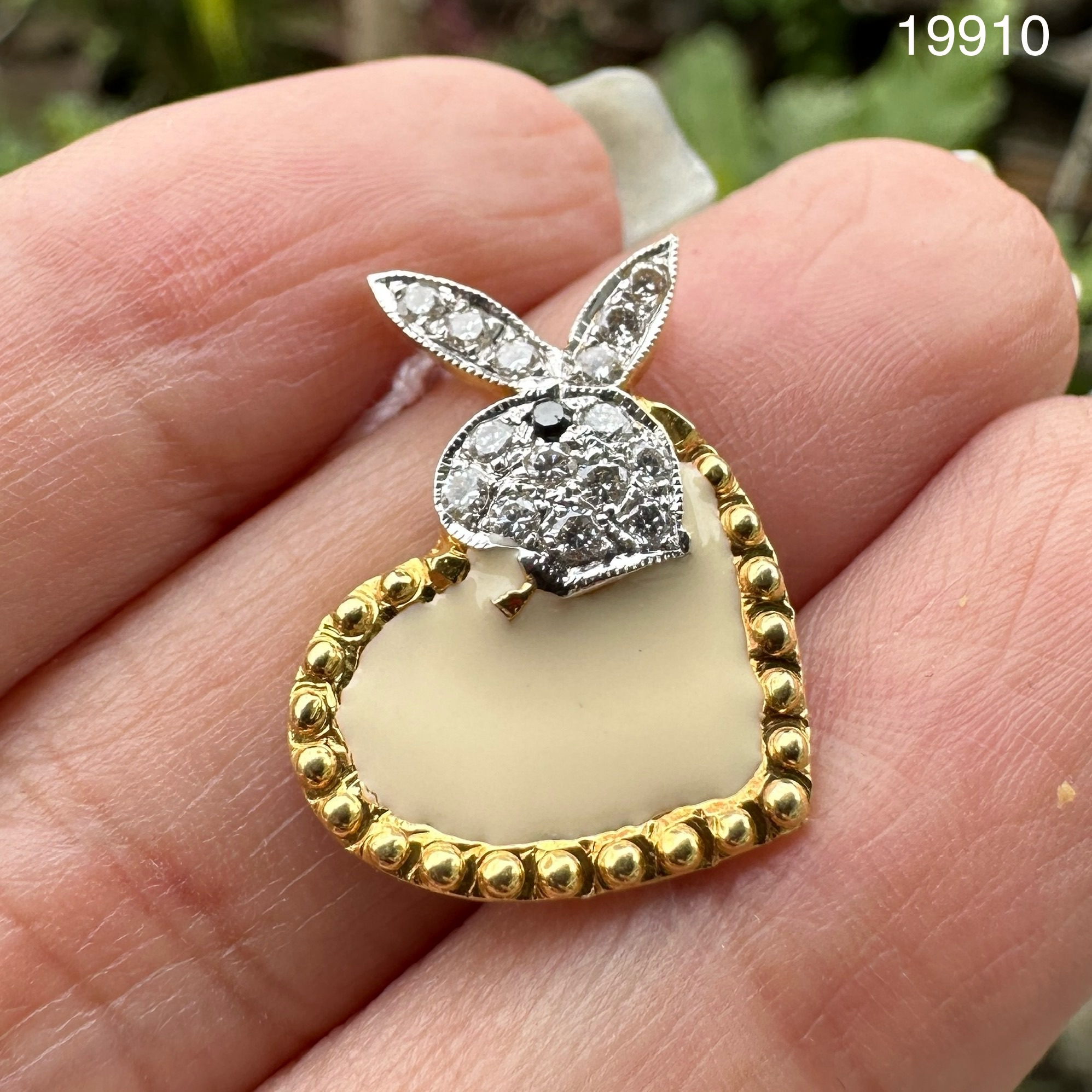 รหัส 19910 จี้ PlayBoy ทองลงยา ฝังเพชร 15 เม็ด 0.15 กะรัต งานสวย น่ารักมาก นน. 3.38 g