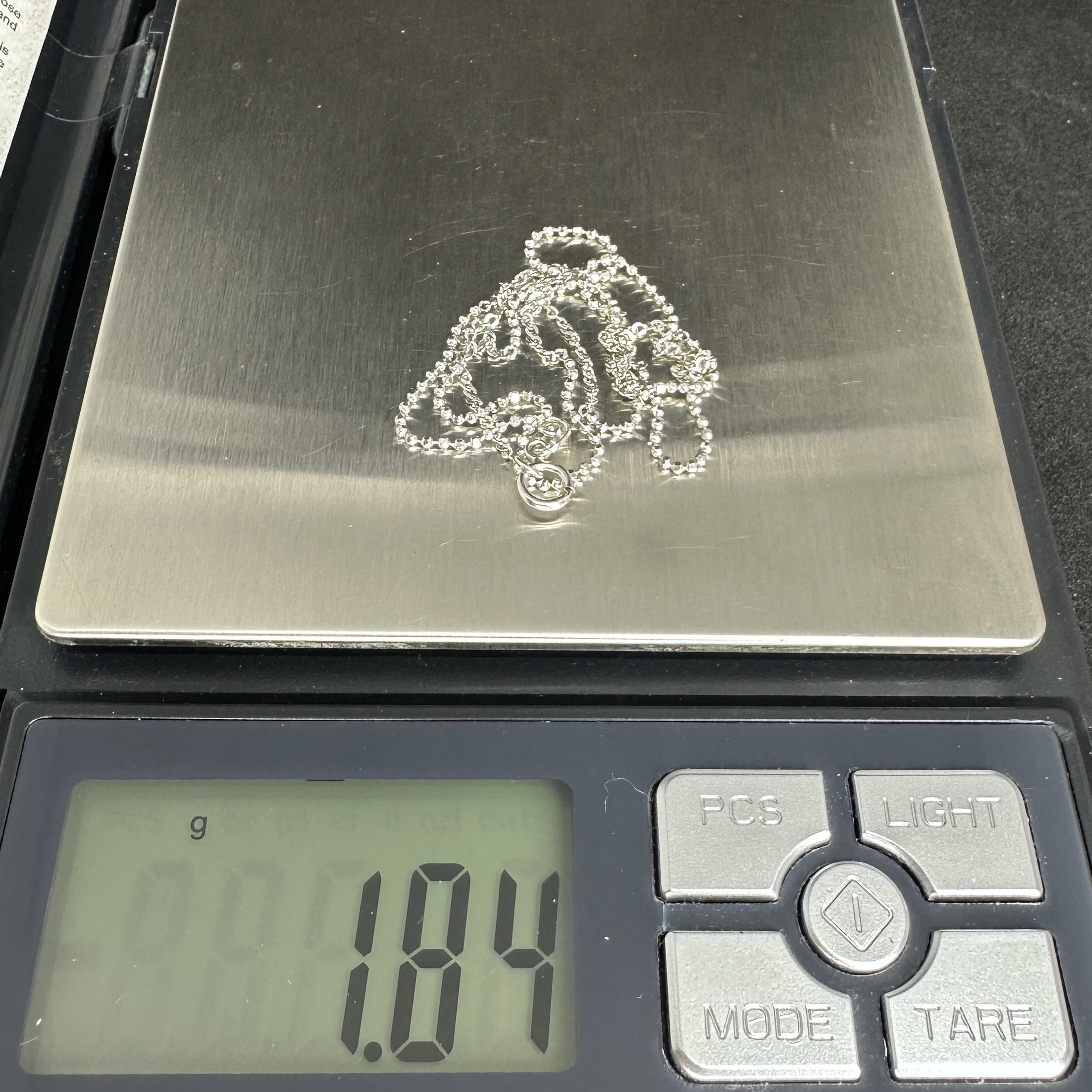 รหัส 64523 สร้อยคอ อิตาลี750 ทอง18Kขาว ลายเม็ดกลมไข่ปลา คั่นโซ่บิด รอบเส้น ความยาว 16 นิ้ว นน. 1.84 g