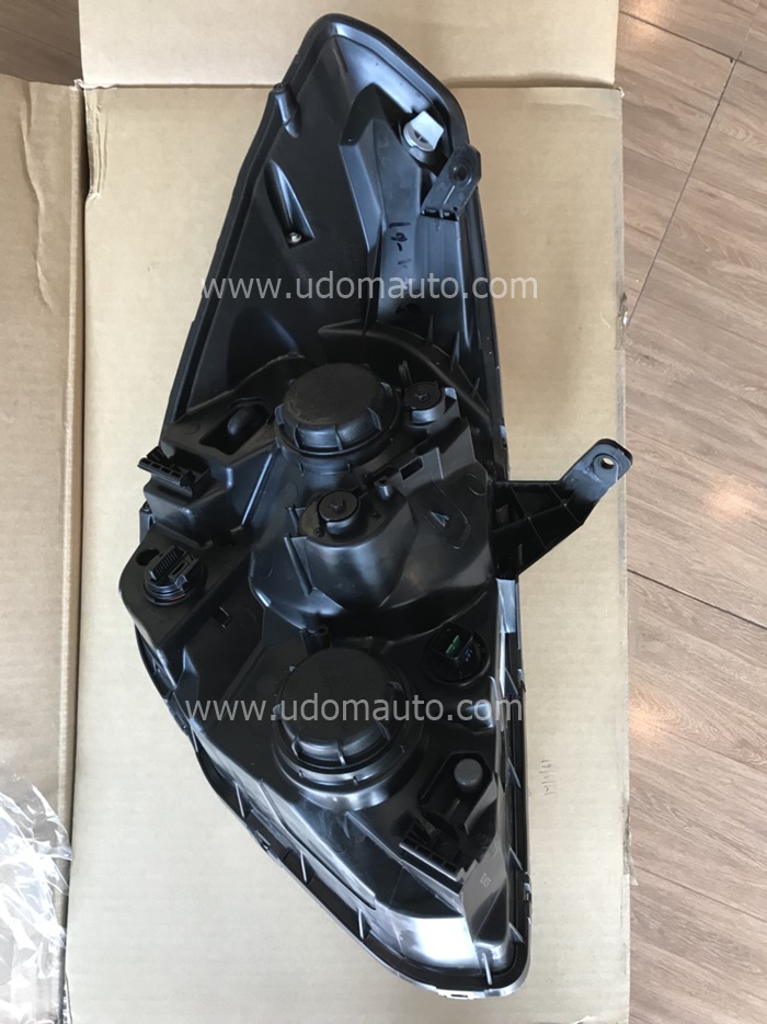 โคมไฟหน้า HYUNDAI H1 /แท้