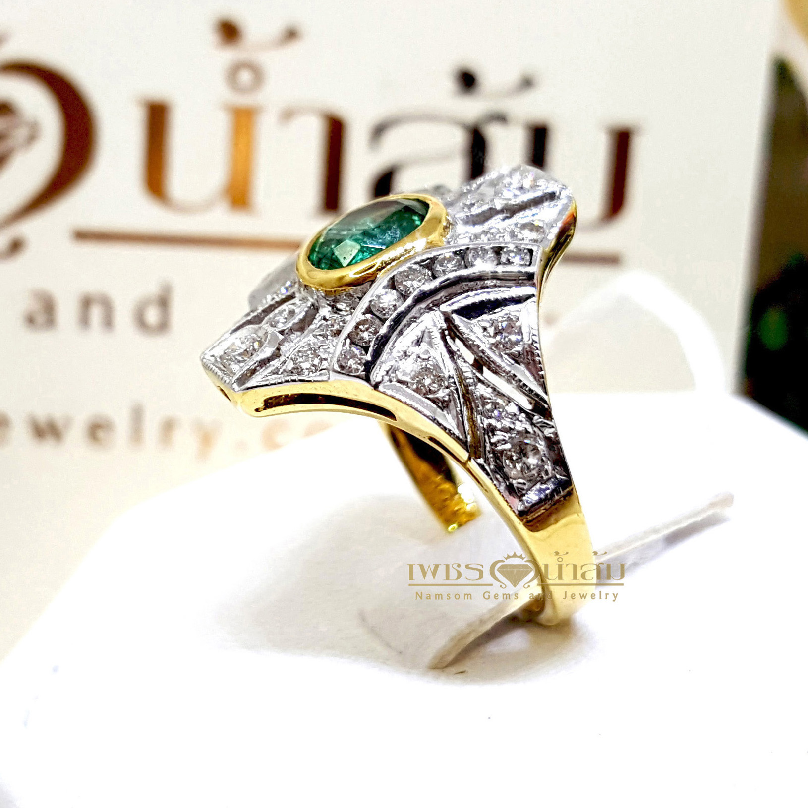 แหวนพลอยซาร์โวไรท์ Tsavorite สีสวยสด ประดับตกแต่งด้วยเพชรแท้เป็นลวดลายศิลปะสมัย Art Nouveau บนตัวเรือนทองแท้ทั้งตัวเรือน