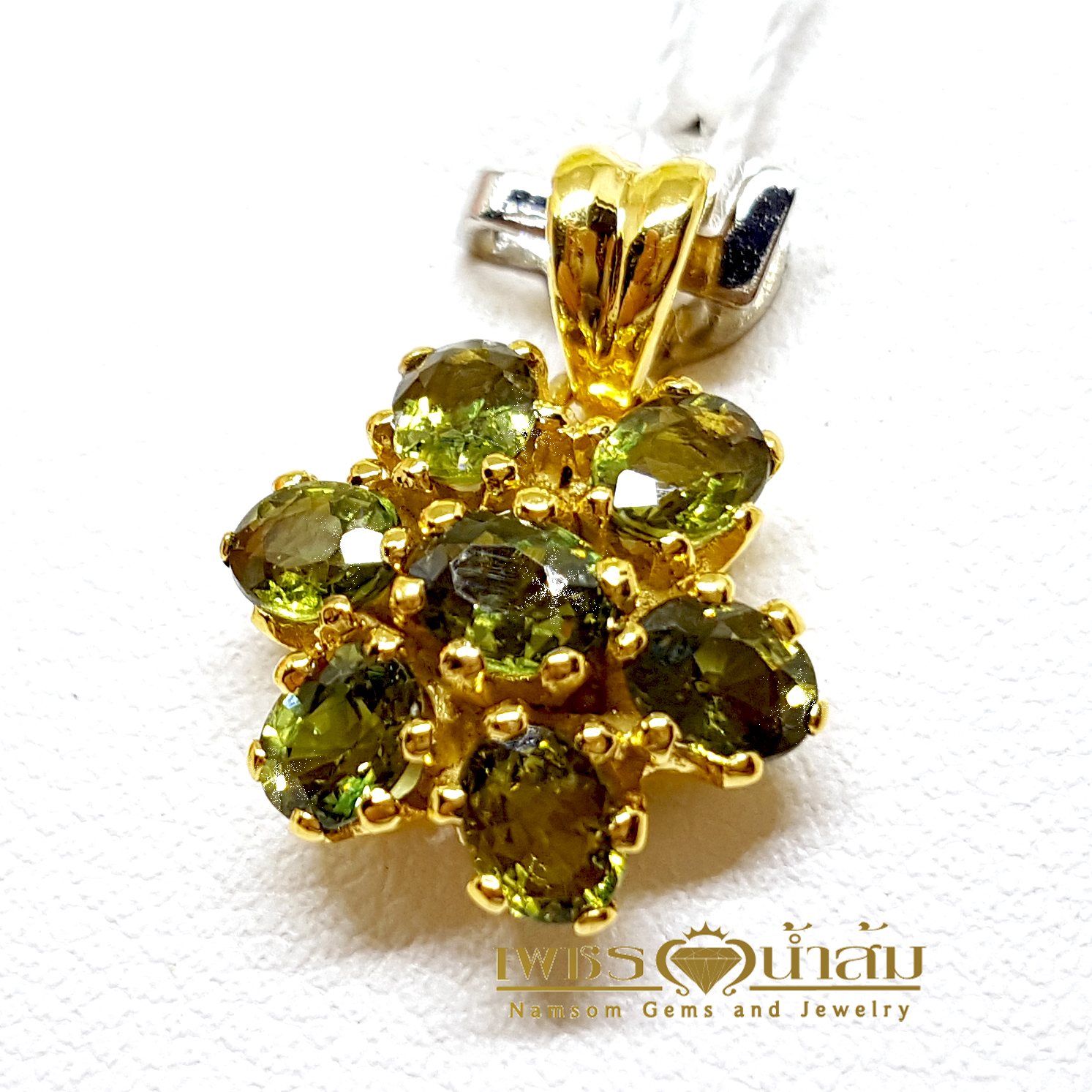 จี้พลอยเขียวส่อง Green Sapphire ทรงดอกไม้ ชิ้นเล็กน่ารัก สวมใส่ได้ทุกวัน