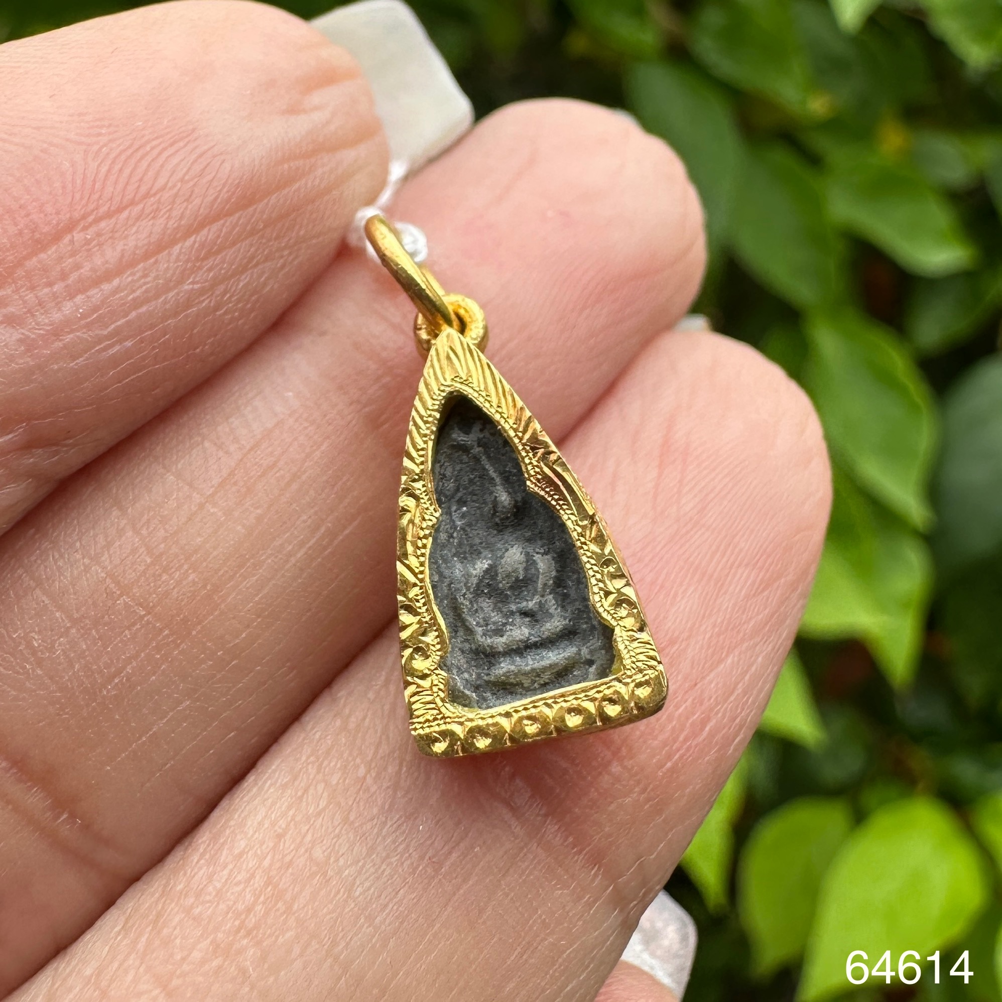 รหัส 64614 พระนางพญา เนื้อผง ปิดหลัง เลี่ยมทอง75-90% นน. 1.69 g