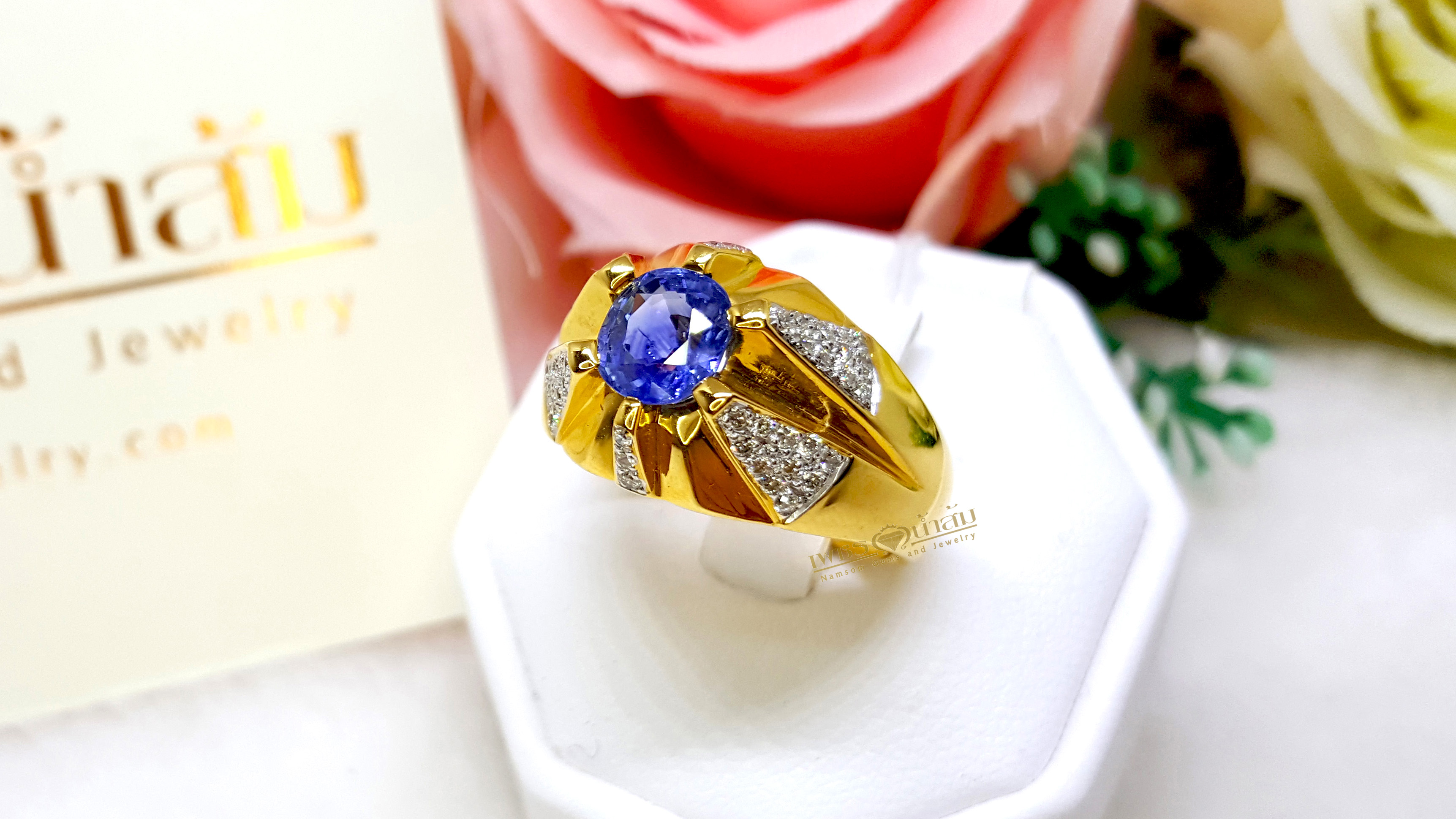แหวนพลอยไพลิน Blue Sapphire หัวแหวนชูโดดเด่น ประดับตกแต่งด้วยเพชรแท้เพิ่มลวดลายให้น่ามอง บนตัวเรือนทองแท้ทั้งตัวเรือน