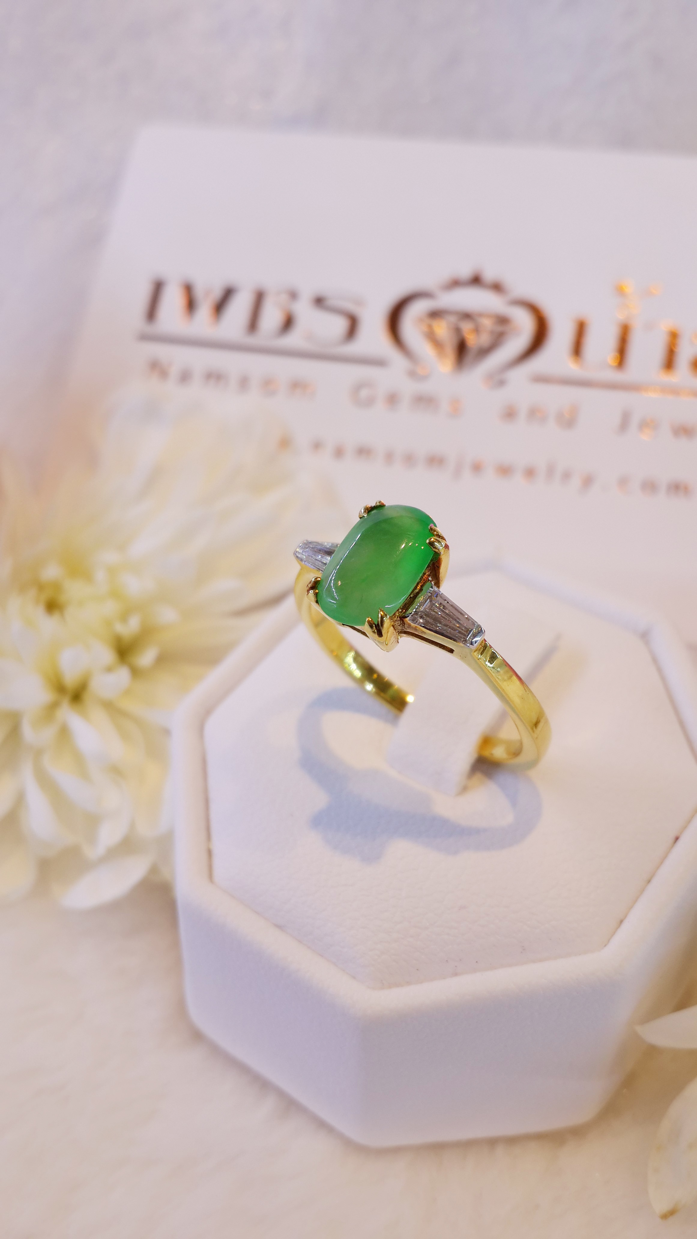 แหวนหยกแท้ เนื้อสวย ประดับเพชรข้าง