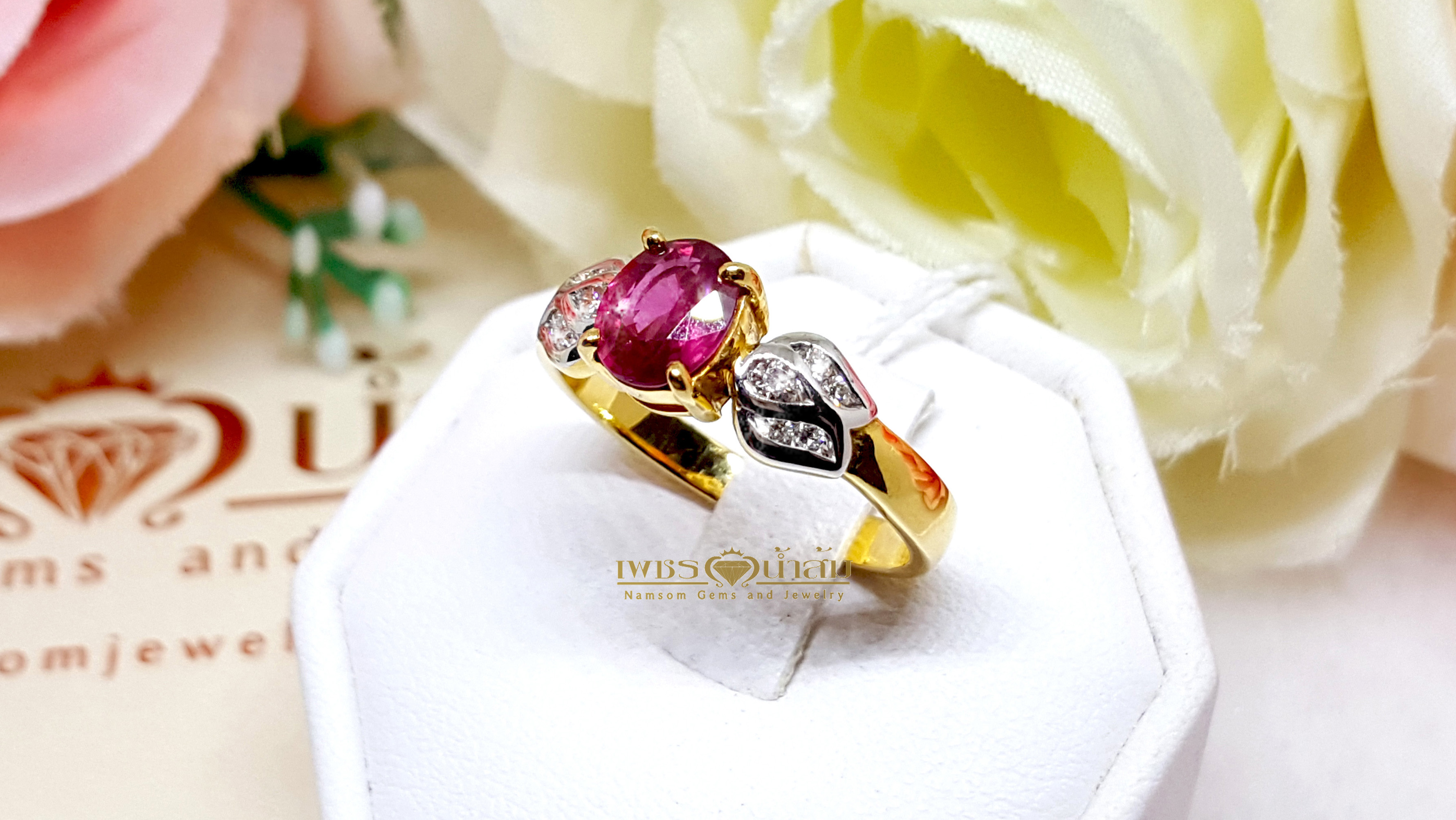 แหวนพลอยทับทิม Ruby สีเลือดนก ทรงหวานประดับตกแต่งด้วยเพชรแท้เป็นทรงใบไม้ไขว้ลายไทย บนตัวเรือนทองแท้ทั้งตัวเรือน