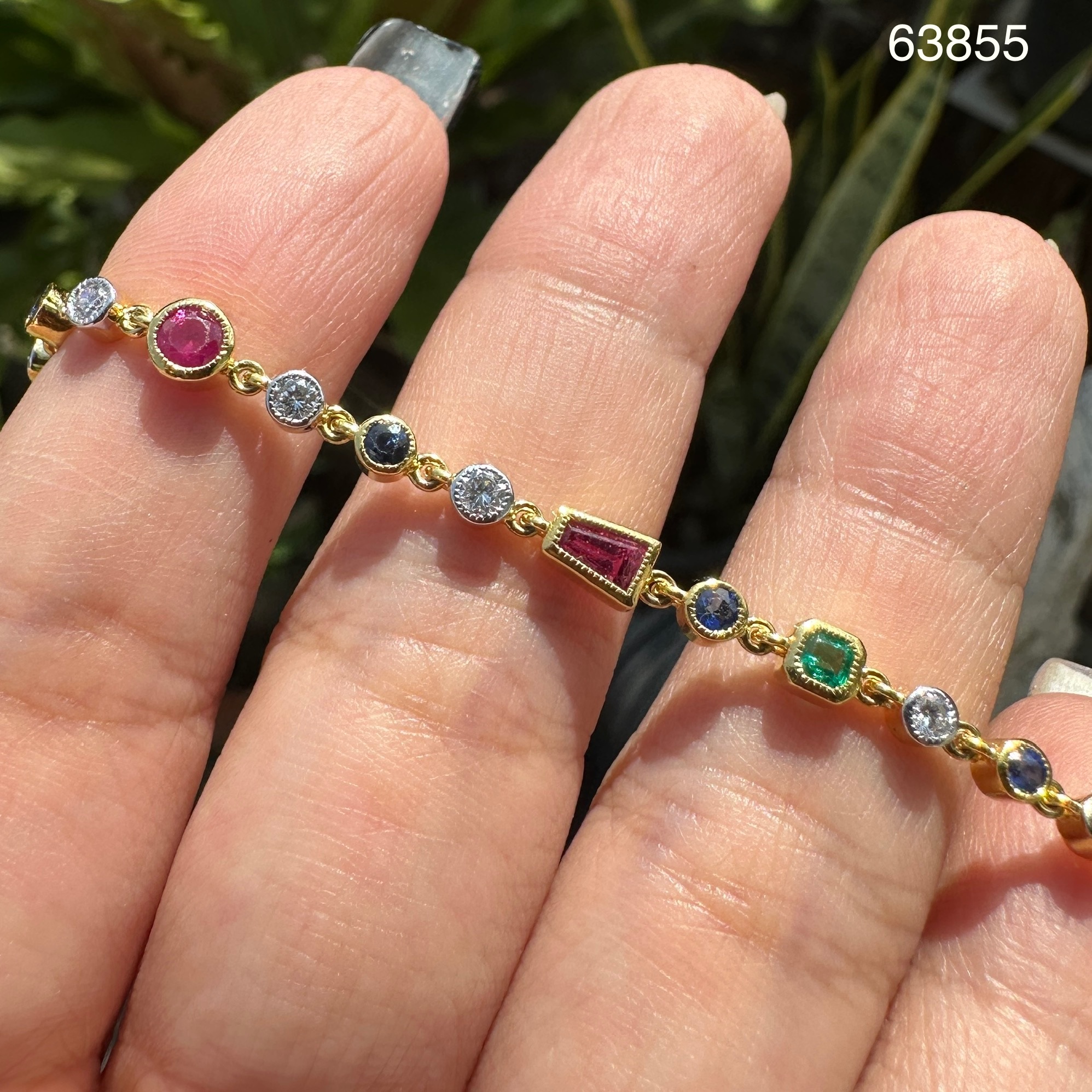 รหัส 63855 สร้อยข้อมือ ทับทิม ไพลิน มรกต ฝังเพชร 11 เม็ด 0.55 กะรัต ทอง18Kขาว ชุบทอง ความยาว 17 ซม. นน. 8.88 g