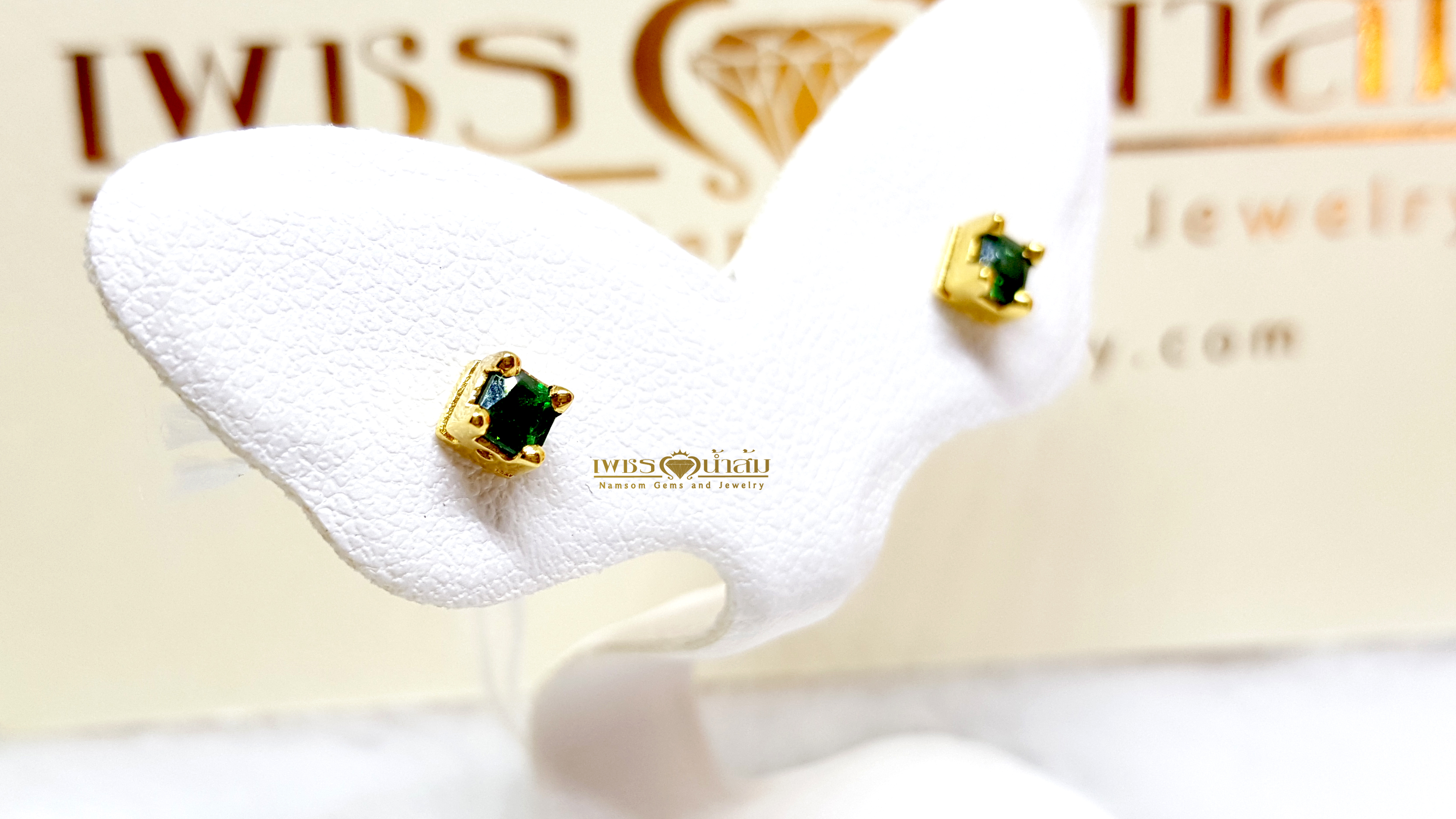 ต่างหูมรกต Emerald สีเขียวสดเนื้องาม เจียรทรงเหลี่ยม เรียบง่ายสวมใสได้ทุกวัน