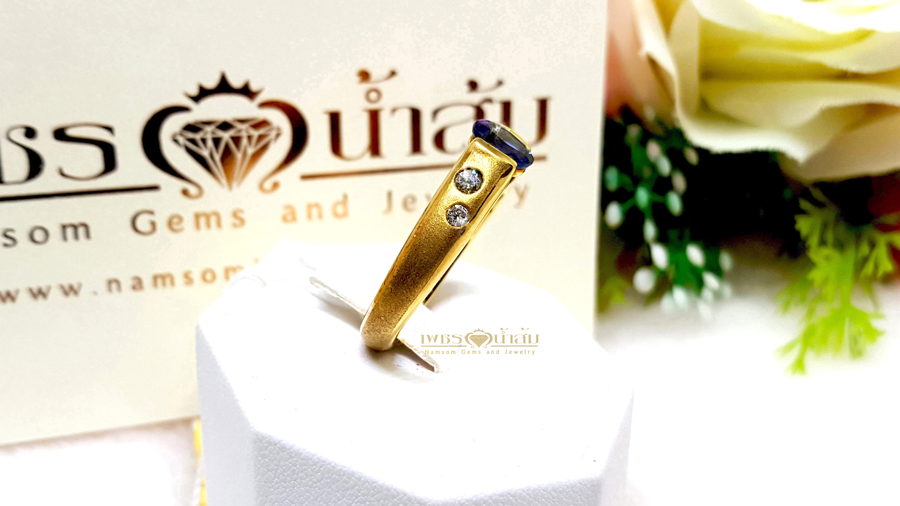 แหวนพลอยไพลิน Blue Sapphire สีเข้มสวยสด ประดับตกแต่งด้วยเพชรแท้ขอบข้าง บนตัวเรือนทองแท้ทั้งตัวเรือน