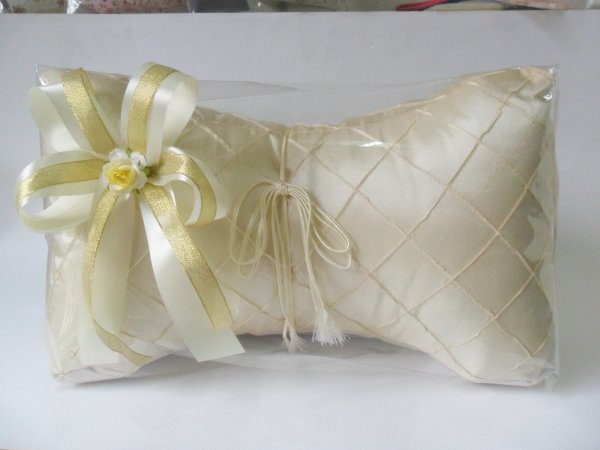 หมอนสามเหลี่ยมใบชา ผสมโพรีเอสเตอร์ เลือกสีได้ ผูกโบว์ ฟรีป้ายชื่อ