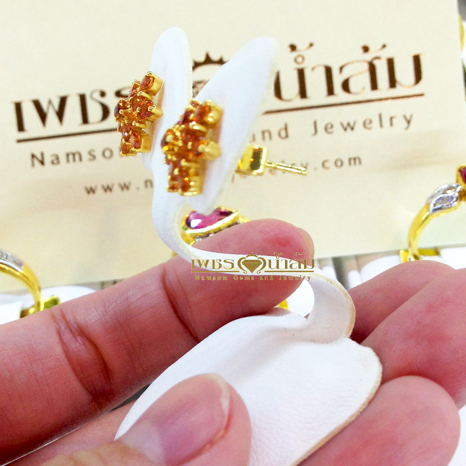 ต่างหูบุษราคัม สีโทนส้ม ทรงดอกไม้ บนตัวเรือนทองแท้-22K ทั้งตัวเรือน ต่างหูบุษราคัมสีส้ม