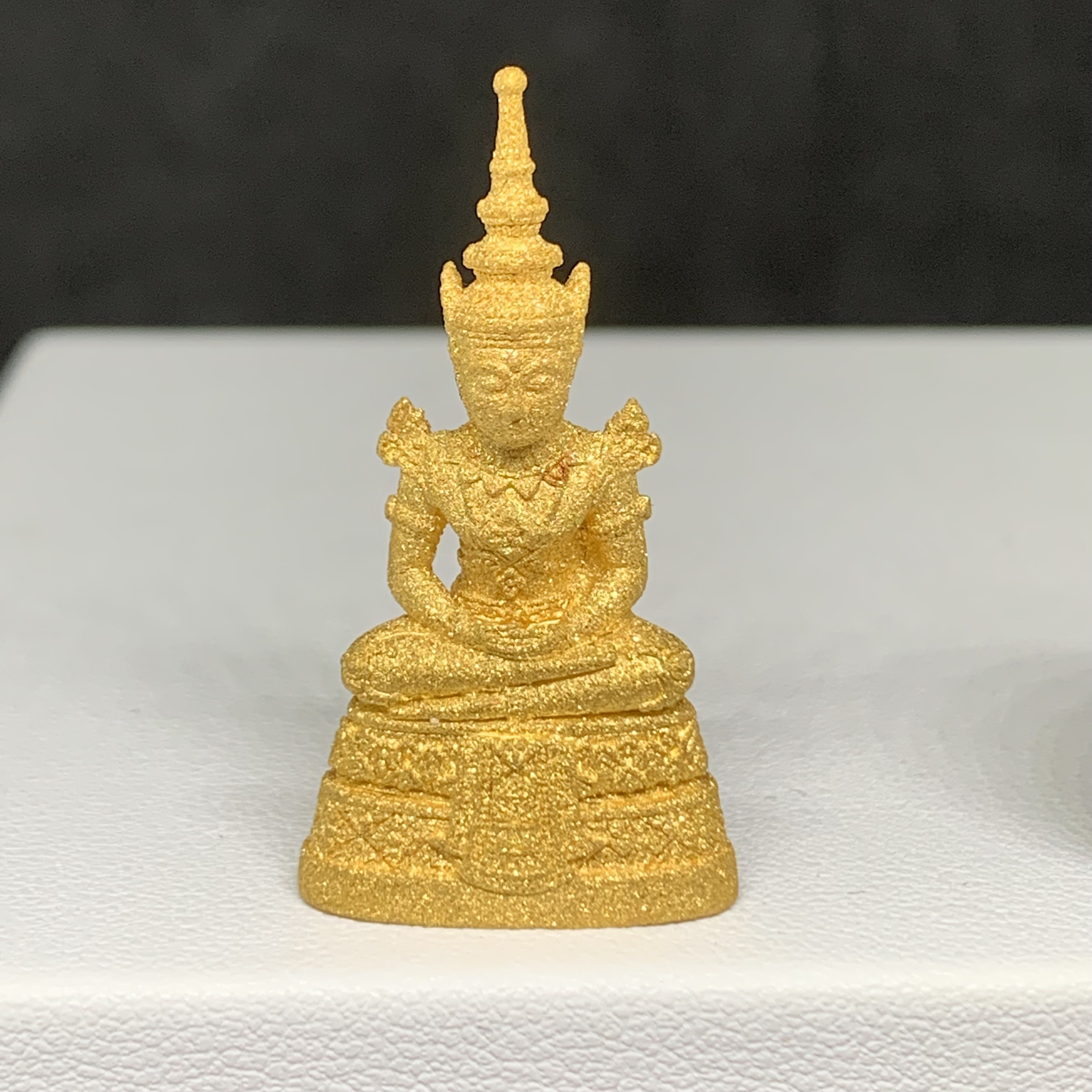 รหัส 65431 พระแก้วมรกต เนื้อทองคำ พ่นทราย ลอยองค์ ครบ 64 ปี กรมสรรพสามิต ปี 2539 ตอกโค้ด ๑๑๖๒๘ พร้อมกล่อง นน. 1