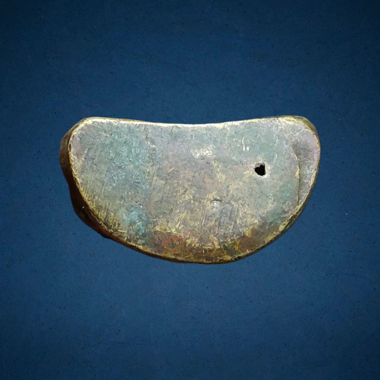 รูปหล่อโบราณหลวงพ่อเงิน วัดท่ามะไฟ จ.พิจิตร เนื้อทองผสม ถือว่าเป็นรูปหล่อยุคต้นๆของหลวงพ่อเงิน วัดบางคลาน