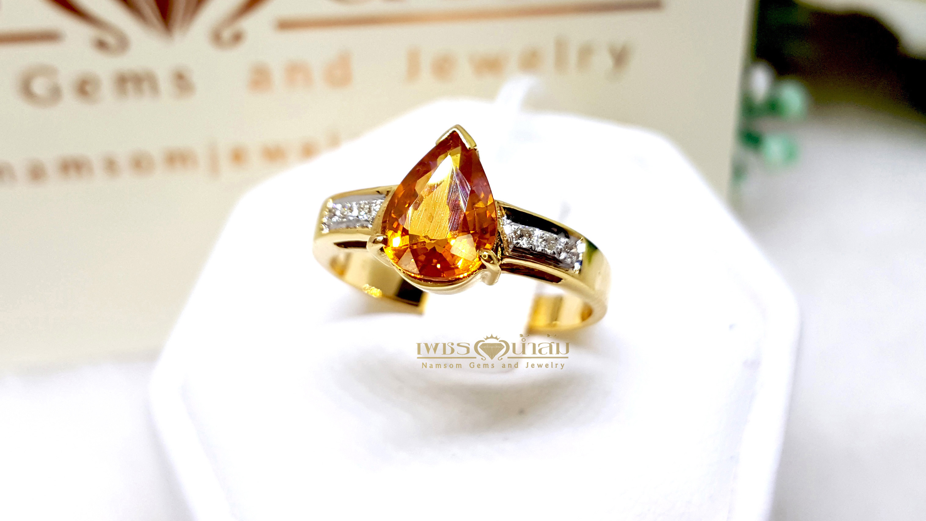 แหวนพลอยบุษราคัม Yellow Sapphire ฝังทรงหยกน้ำ ตกแต่งเพชรแท้ที่บ่าข้าง ดูเรียบหรู บนตัวเรือนทองแท้ทั้งตัวเรือน