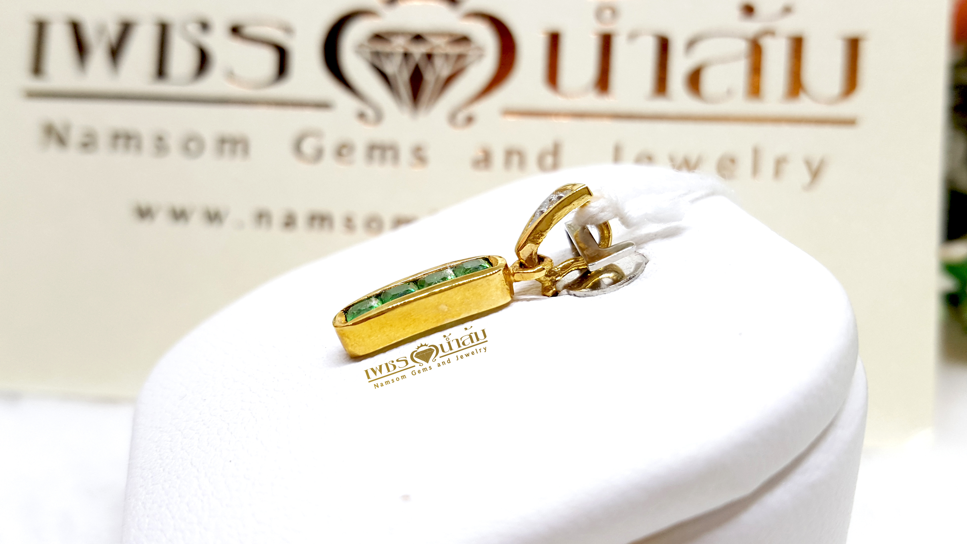 จี้พลอยซาร์โวไรท์ Tsavorite ล้อมเพชร สีสด ชิ้นเล็กน่ารักสดใส