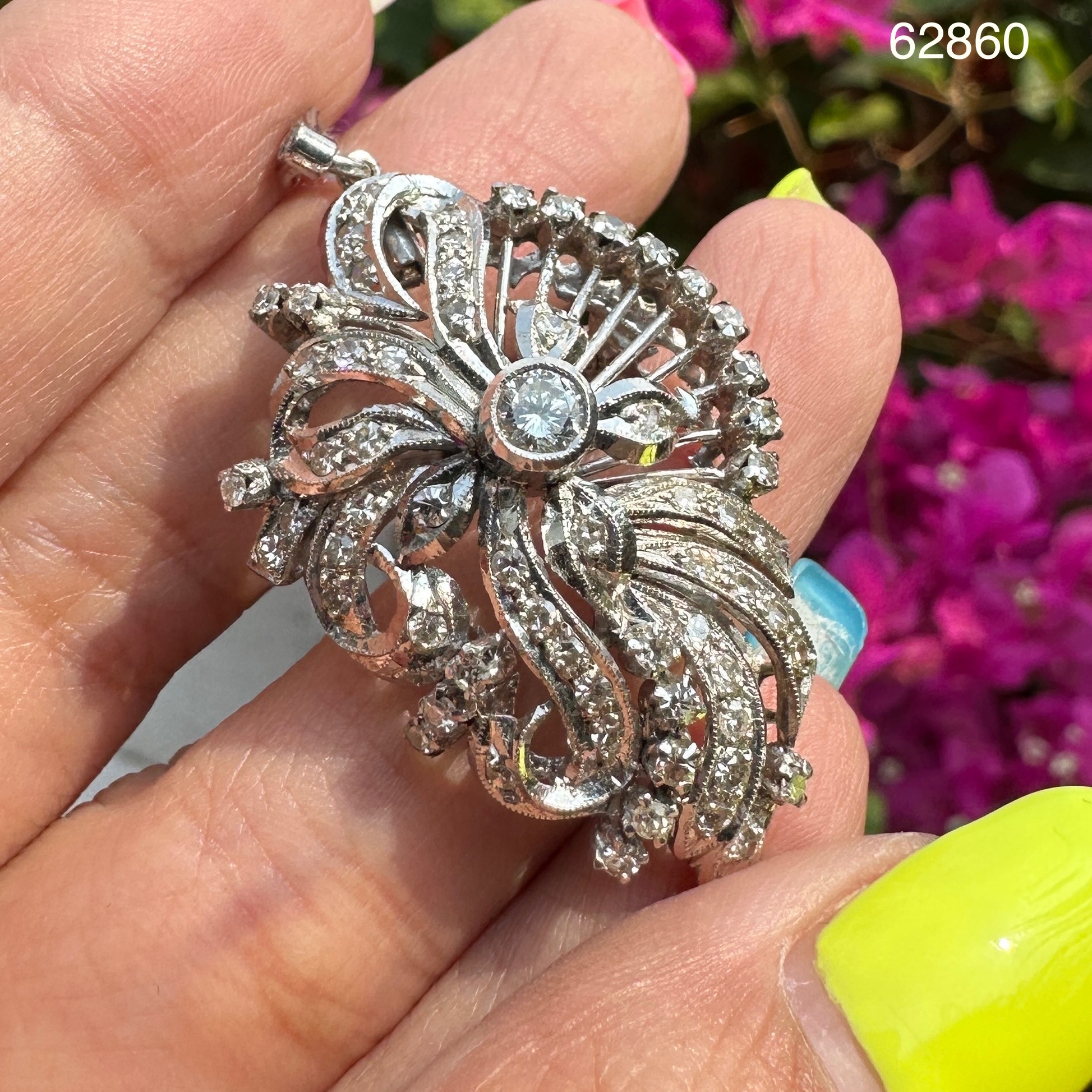 รหัส 62860 จี้ + เข็มกลัด เพชร 1 เม็ด 0.20 กะรัต ล้อมเพชรกุหลาบ 64 เม็ด 0.64 กะรัต งานทองขาวโบราณ(ปาหะ) นน. 8.2
