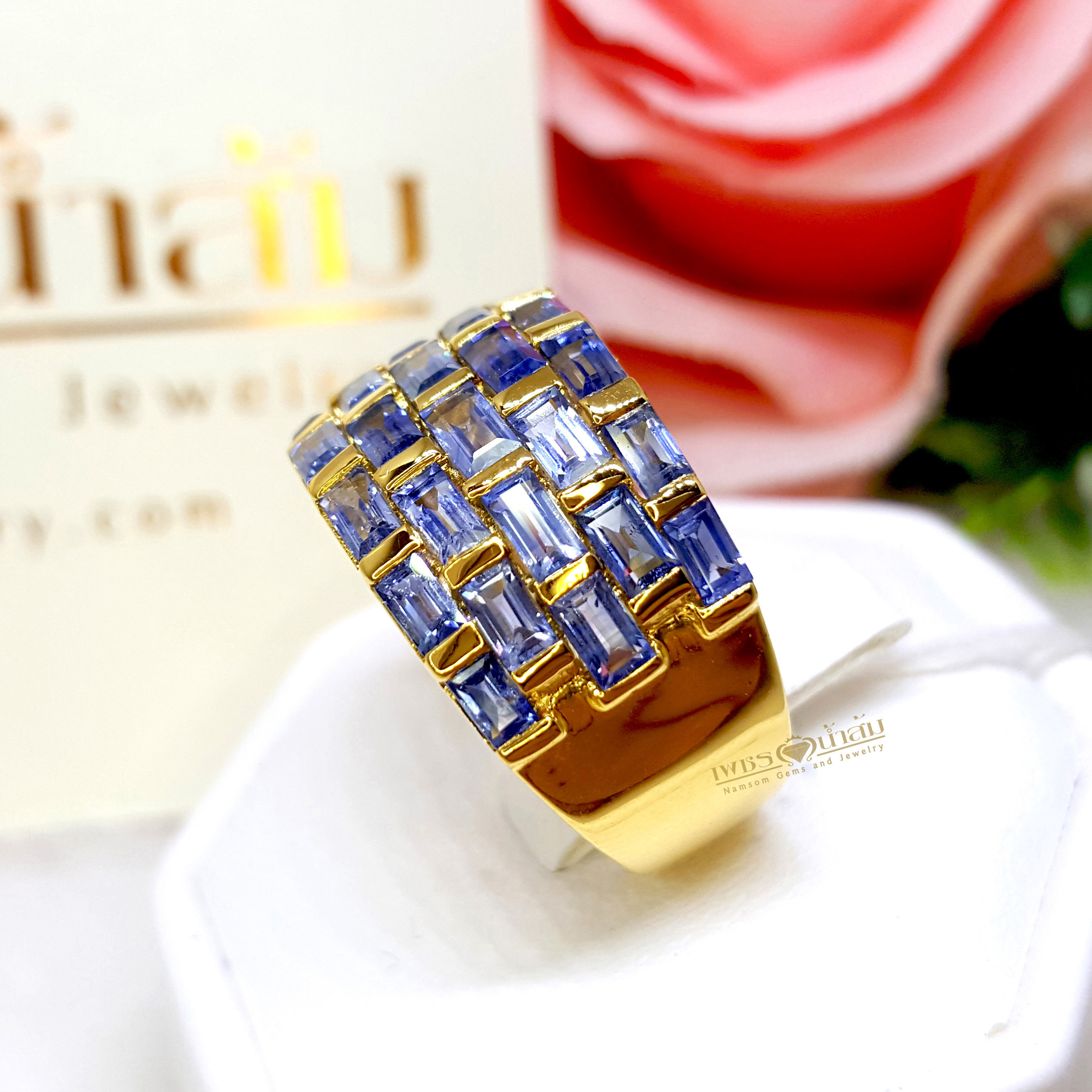 แหวนพลอยไพลิน Blue Sapphire เล่นไฟน้ำงาม เป็นผลงานที่แสดงฝีมือและเทคนิคการฝังแบบเรียบไร้หนาม ของช่างเอกร้าน"เพชรน้ำส้ม"