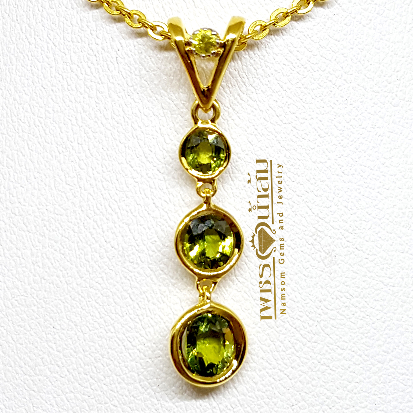 จี้พลอยเขียวส่อง Green Sapphire ฝังหุ้ม ระย่าตุ้งติ้งทากการเครื่อนไหว หยอกอินทุกสายตาให้หันมอง