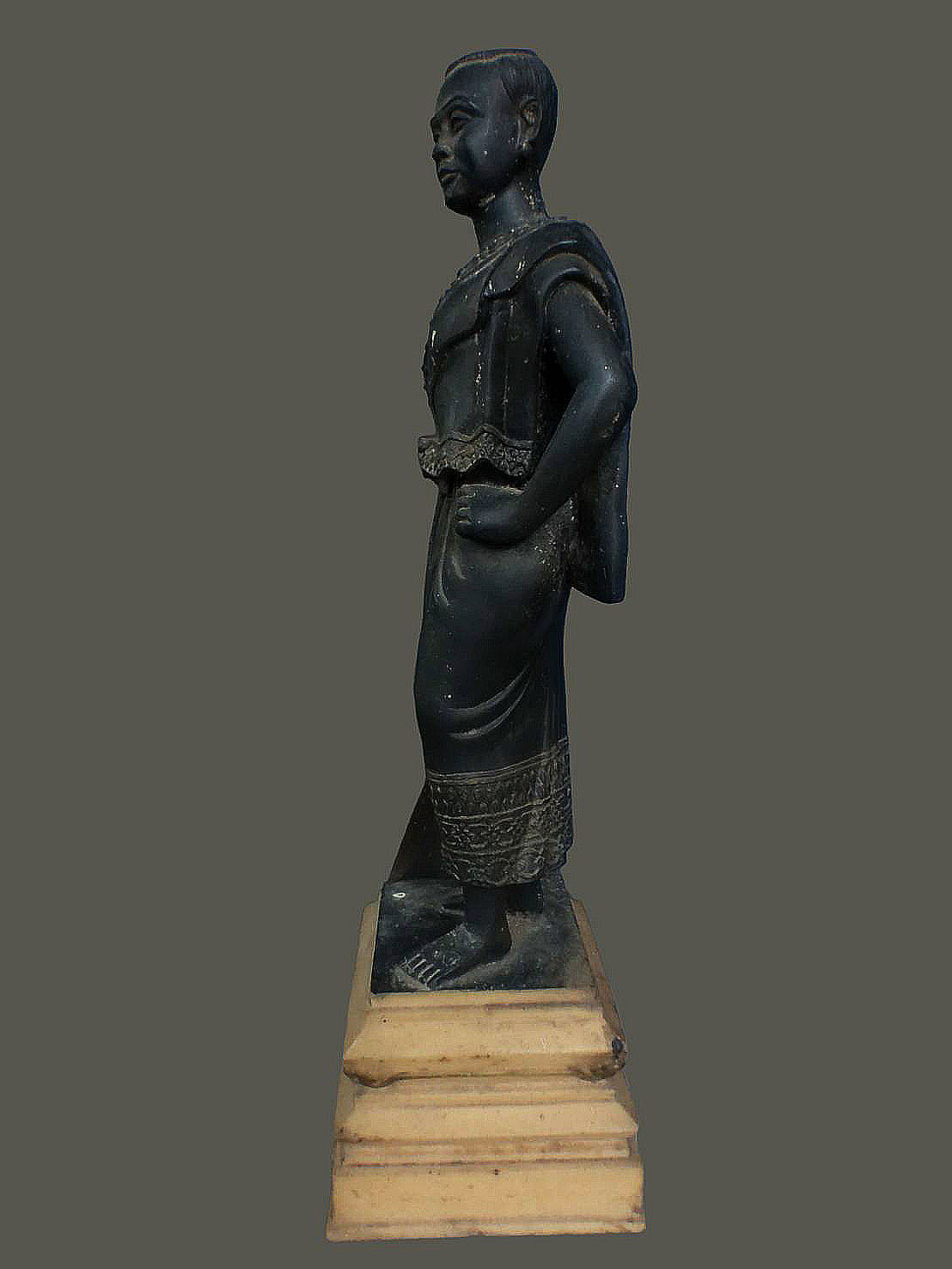 รูปหล่อบูชาเนื้อเรซิ่น ท้าวสุรนารี พิธีพุทธาภิเษกในงาจุดพลุ4มุมเมือง นครราชสีมา ปี2523 หลวงพ่อคุณ วัดบ้านไร่ปลุกเสก สูง 13 นิ้ว