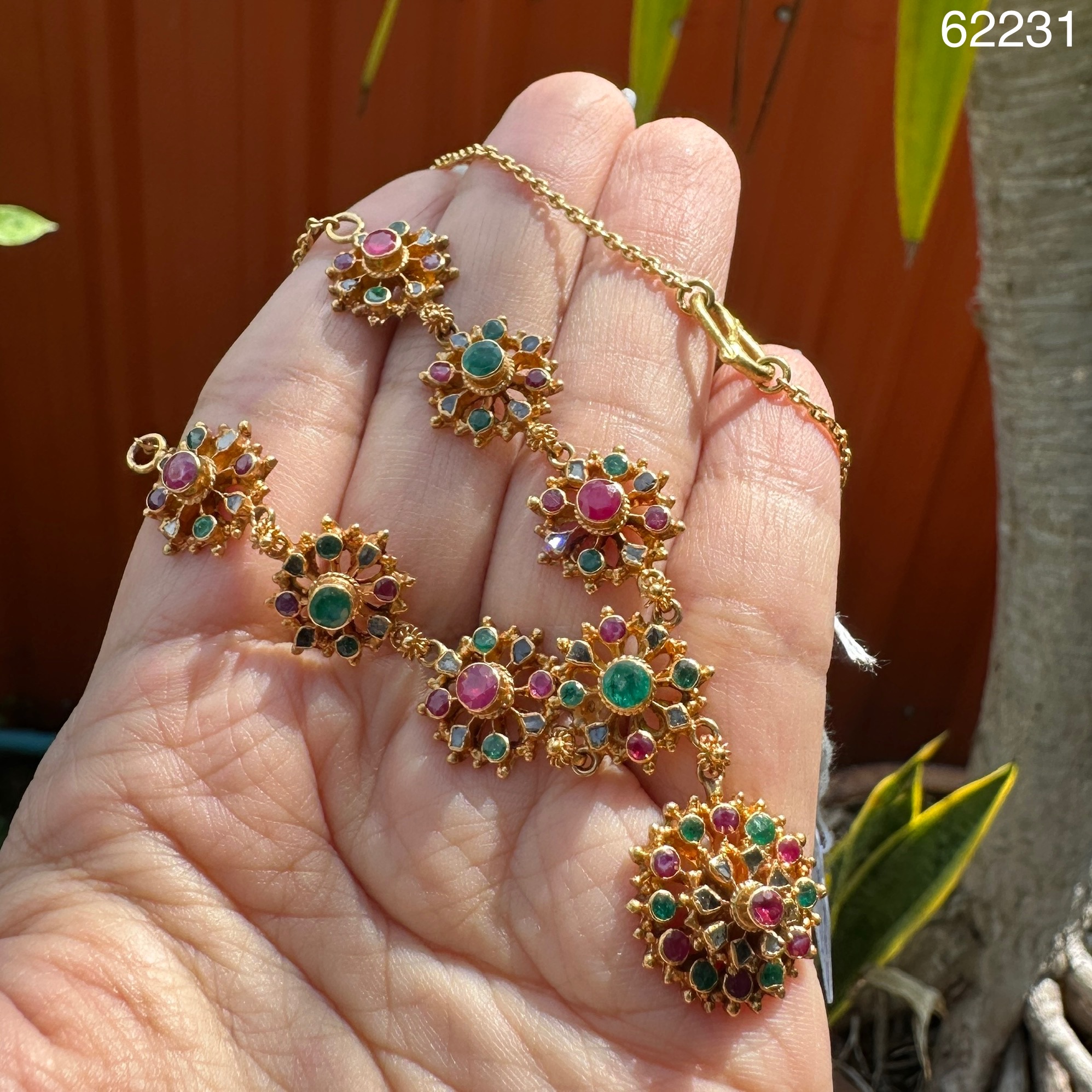 รหัส 62231 สร้อยคอ 3 สี ทับทิม มรกต เพชรซีก ระย้า ตุ้งติ้ง ครึ่งหน้า ทอง90 งานเก่า หลุดจำนำ สวยมาก นน. 17.24 g