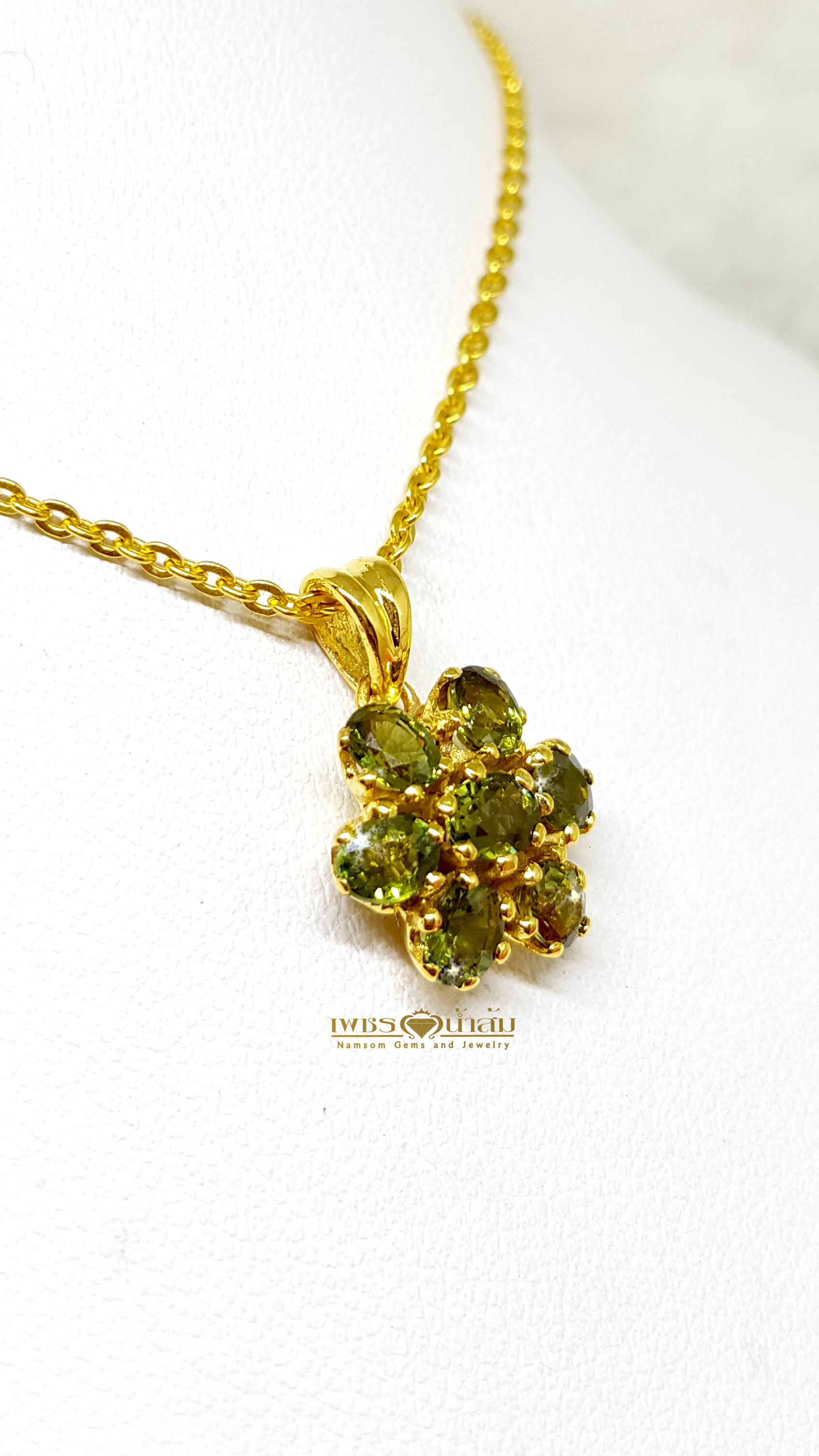 จี้พลอยเขียวส่อง Green Sapphire ทรงดอกไม้ ชิ้นเล็กน่ารัก สวมใส่ได้ทุกวัน