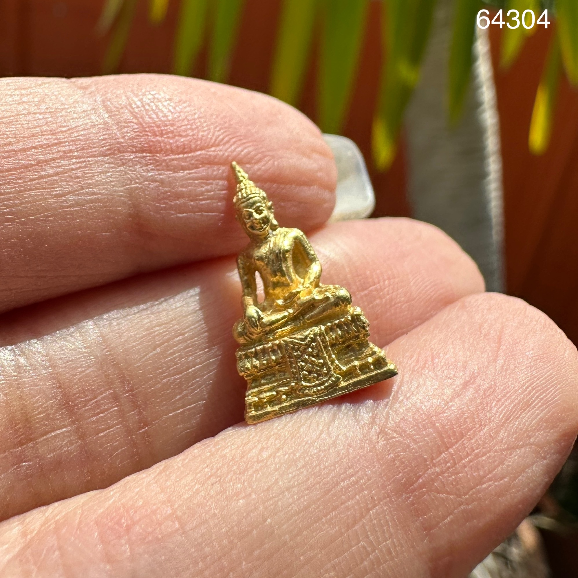 รหัส 64304 หลวงพ่อวัดไร่ขิง เนื้อทองคำ ลอยองค์ นน. 3.75 g