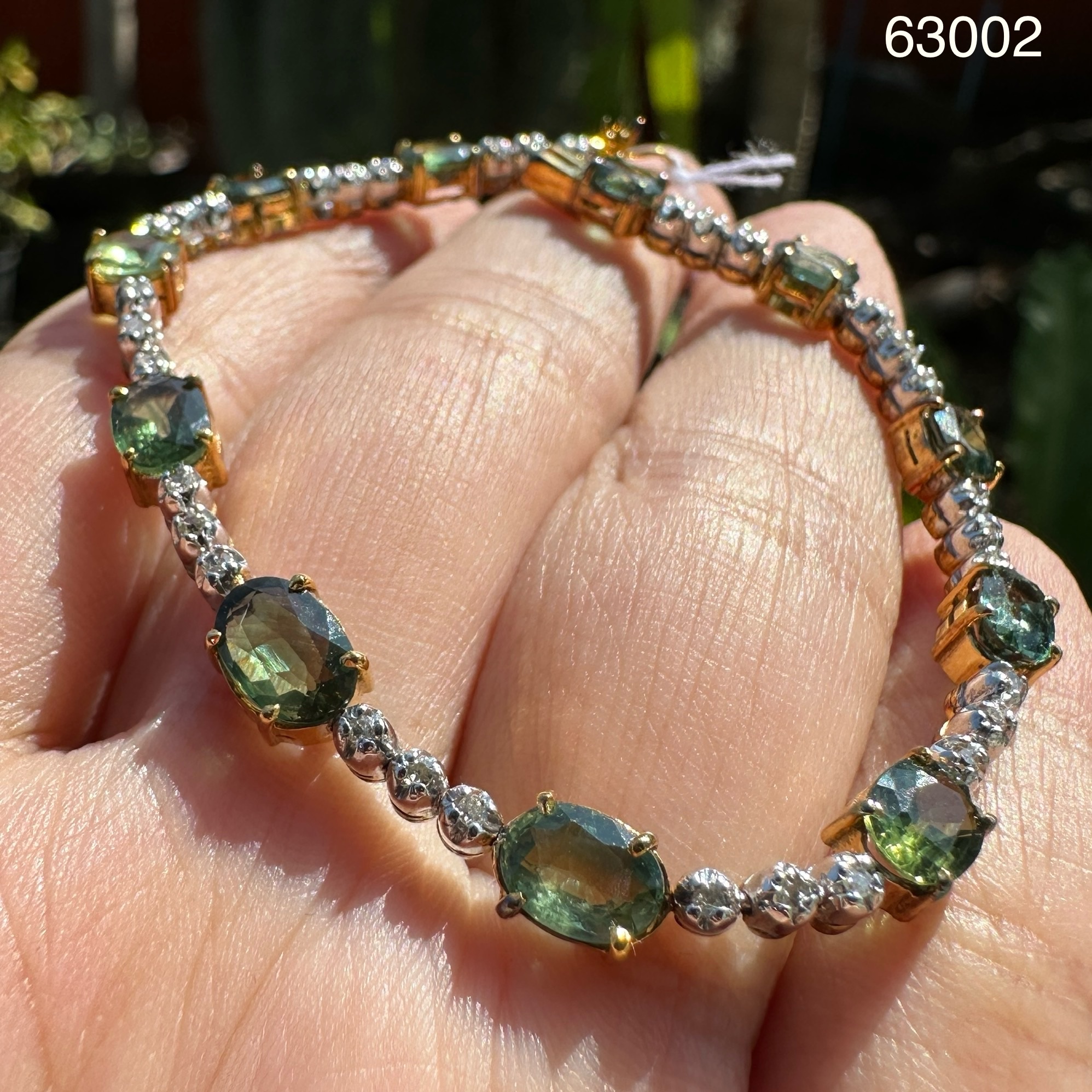 รหัส 63002 สร้อยข้อมือ เขียวส่อง คั่นเพชรกุหลาบ 33 เม็ด 0.33 กะรัต ทอง10K ความยาว 16.20 ซม. นน. 8.10 g