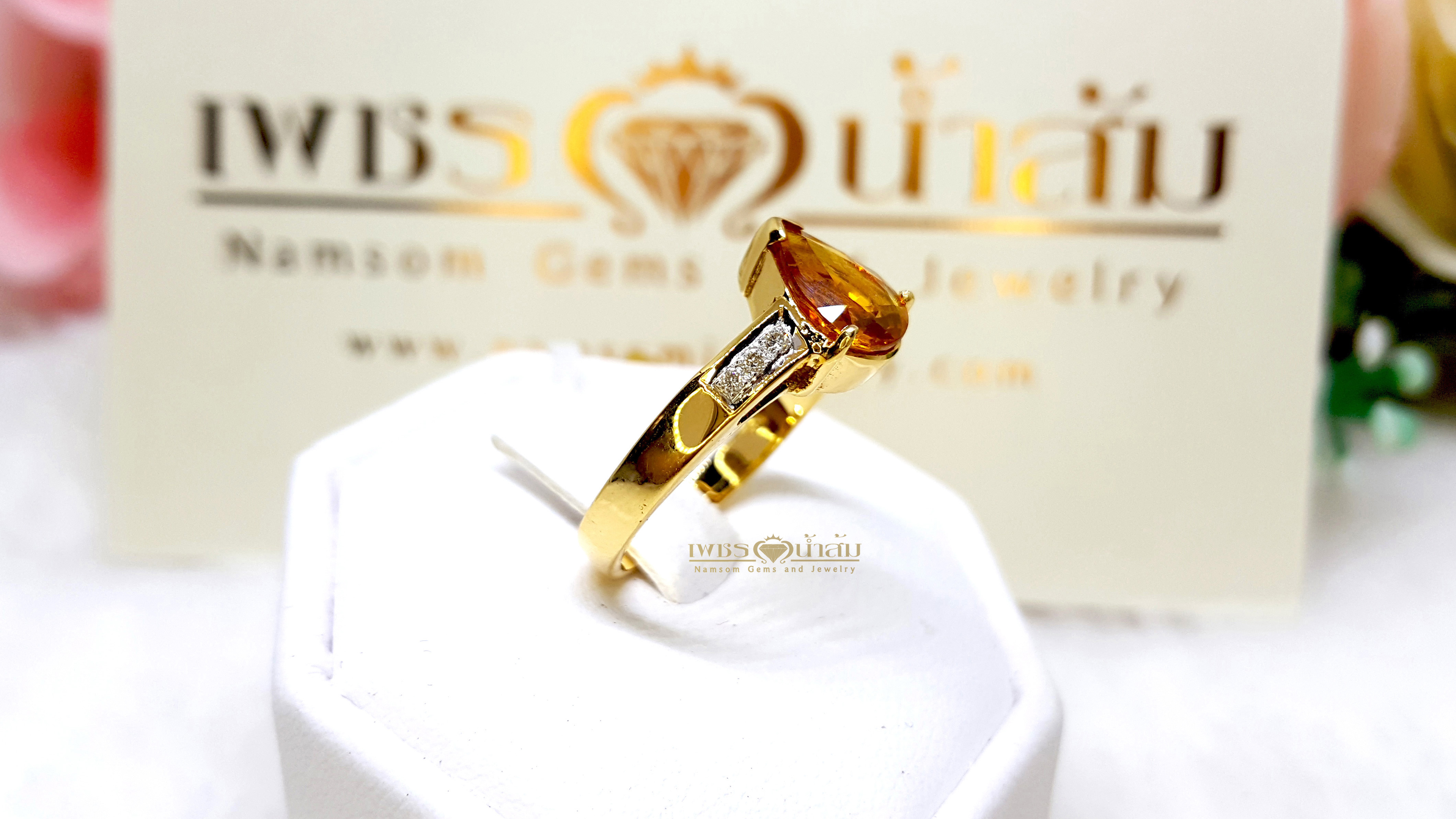 แหวนพลอยบุษราคัม Yellow Sapphire ฝังทรงหยกน้ำ ตกแต่งเพชรแท้ที่บ่าข้าง ดูเรียบหรู บนตัวเรือนทองแท้ทั้งตัวเรือน