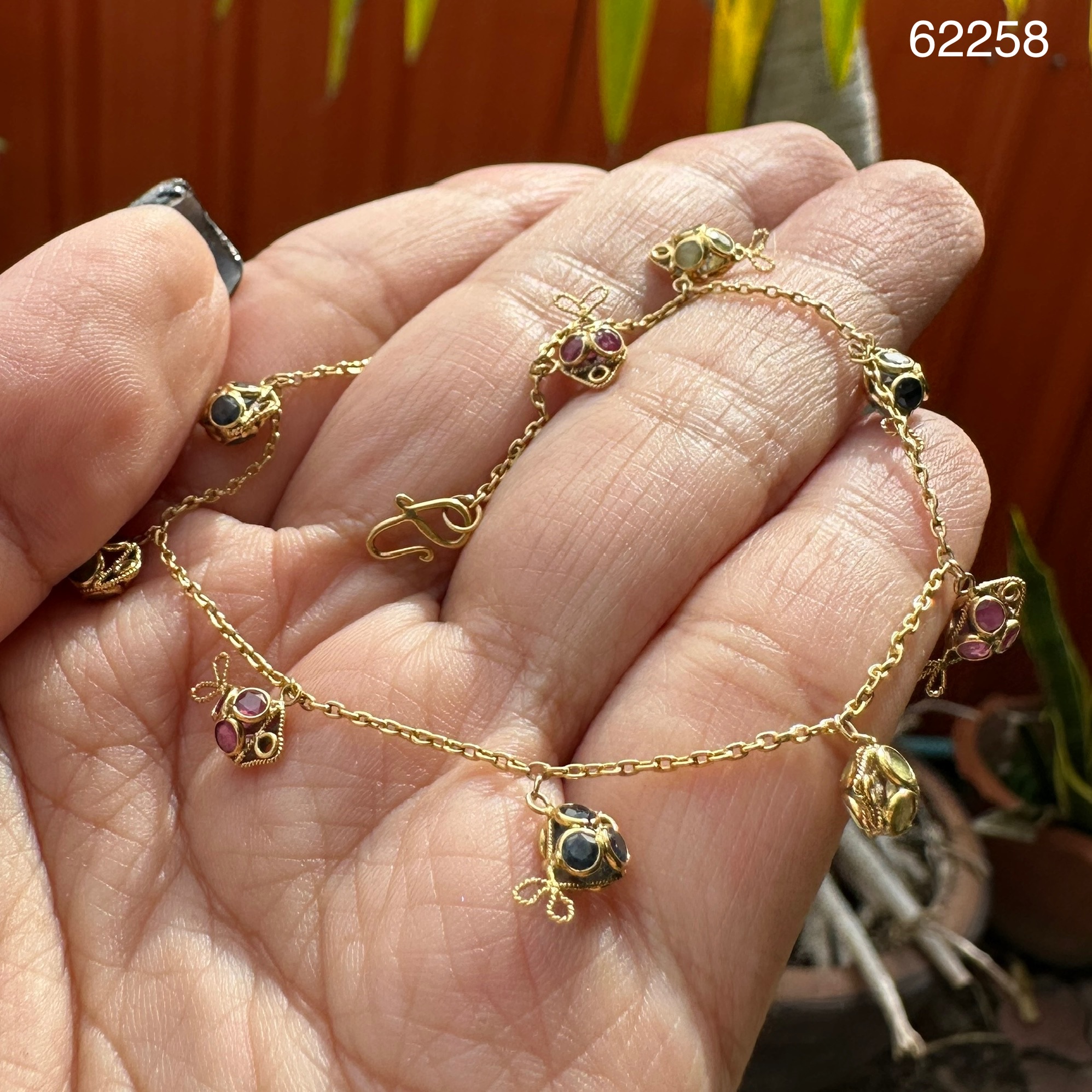 รหัส 62258 สร้อยข้อมือ 3 สี ทับทิม ไพลิน เขียวส่อง ลายปลาทอง ตุ้งติ้ง ทอง90 งานเก่า น่ารักมาก นน. 3.29 g