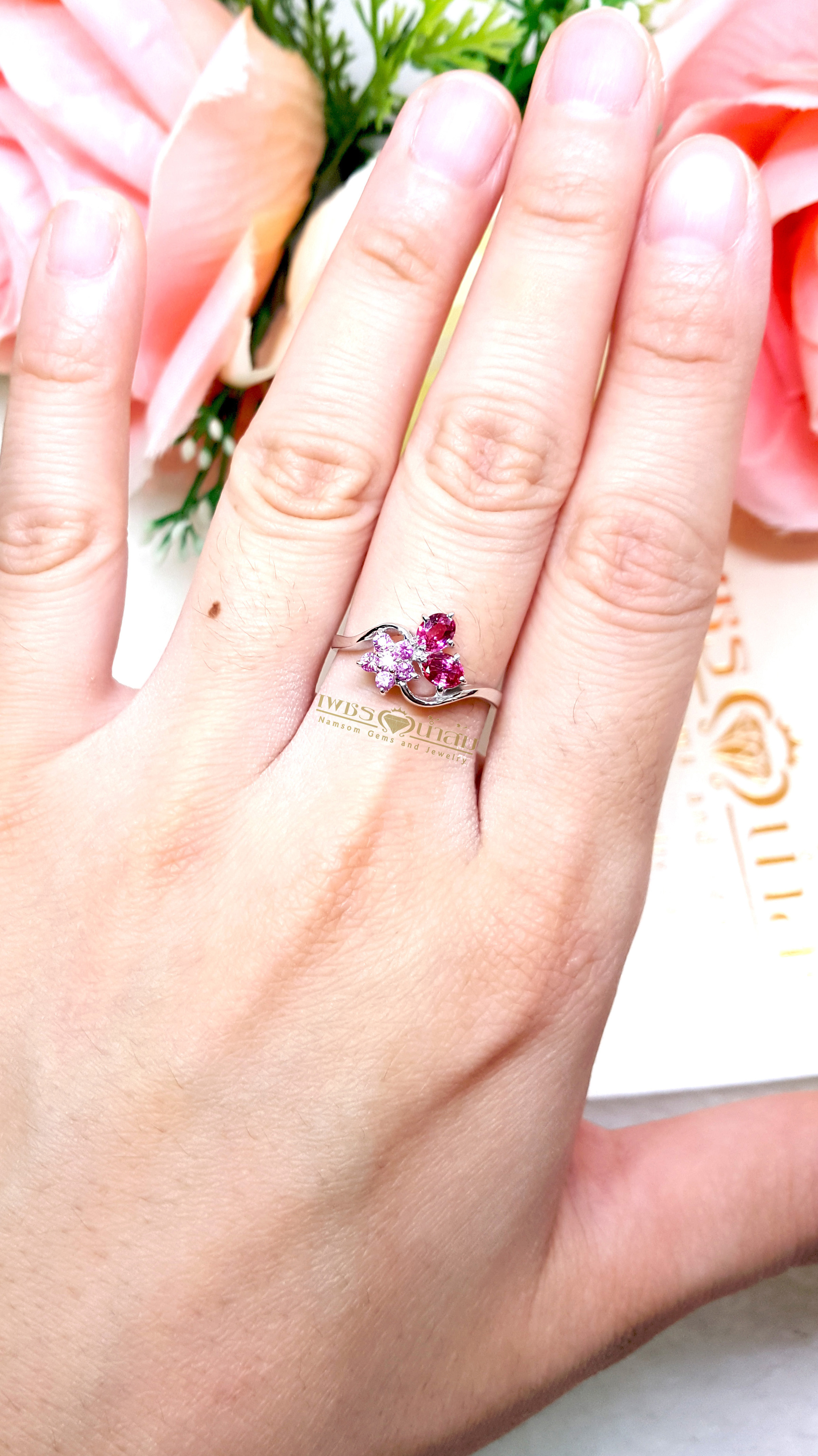 แหวนพลอยทับทิม สีชมพู Pink Sapphire วงเล็ก ดีไซน์วัยรุ่น เหมาะสำหรับคุณผู้หญิง