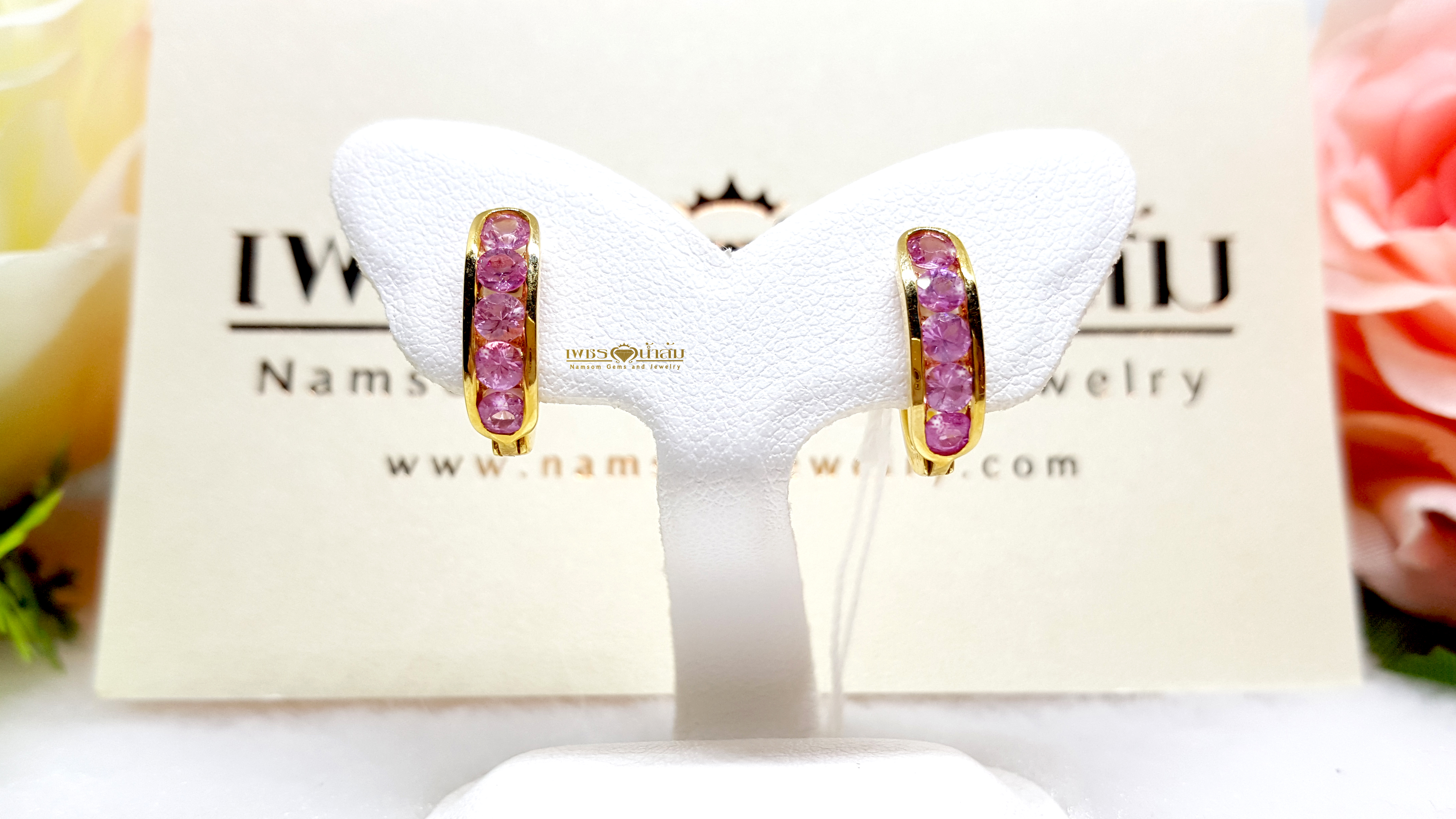 ต่างหูพลอยแซฟไฟร์สีชมพู Pink Sapphire สีสวยน้ำงาม งานออกแบบคลาสสิทรงหวง