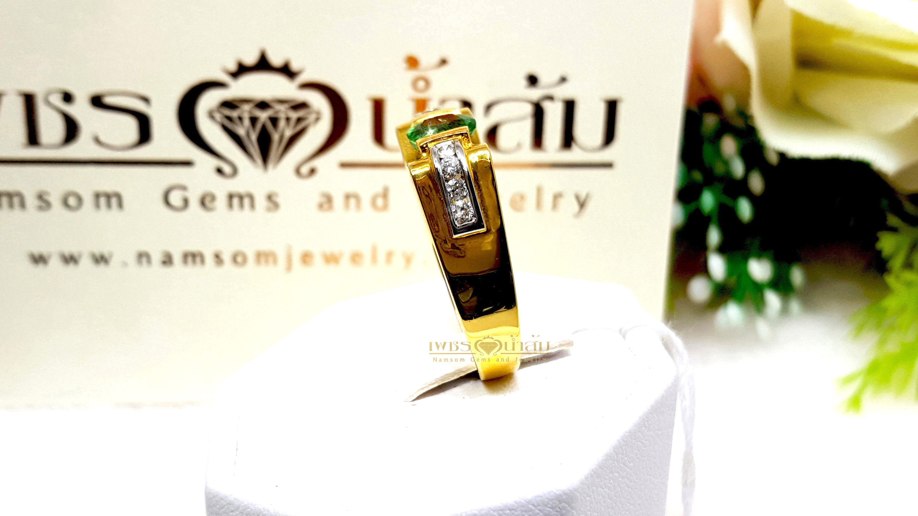 แหวนซาวาไรท์ Tsavorite สีสดประดับเพชรแท้ขอบข้างเรียงแถว ใส่ได้ทั้งคุณผู้ชายและคุณผู้หญิง บนตัวเรือนทองแท้ทั้งตัวเรือน