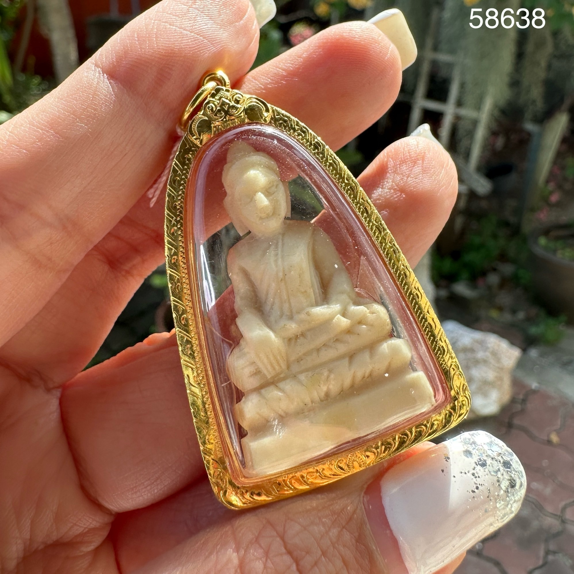 รหัส 58638 พระพุทธรูป แกะสลัก ลอยองค์ เลี่ยมทองเก่า นน. 12.82 g
