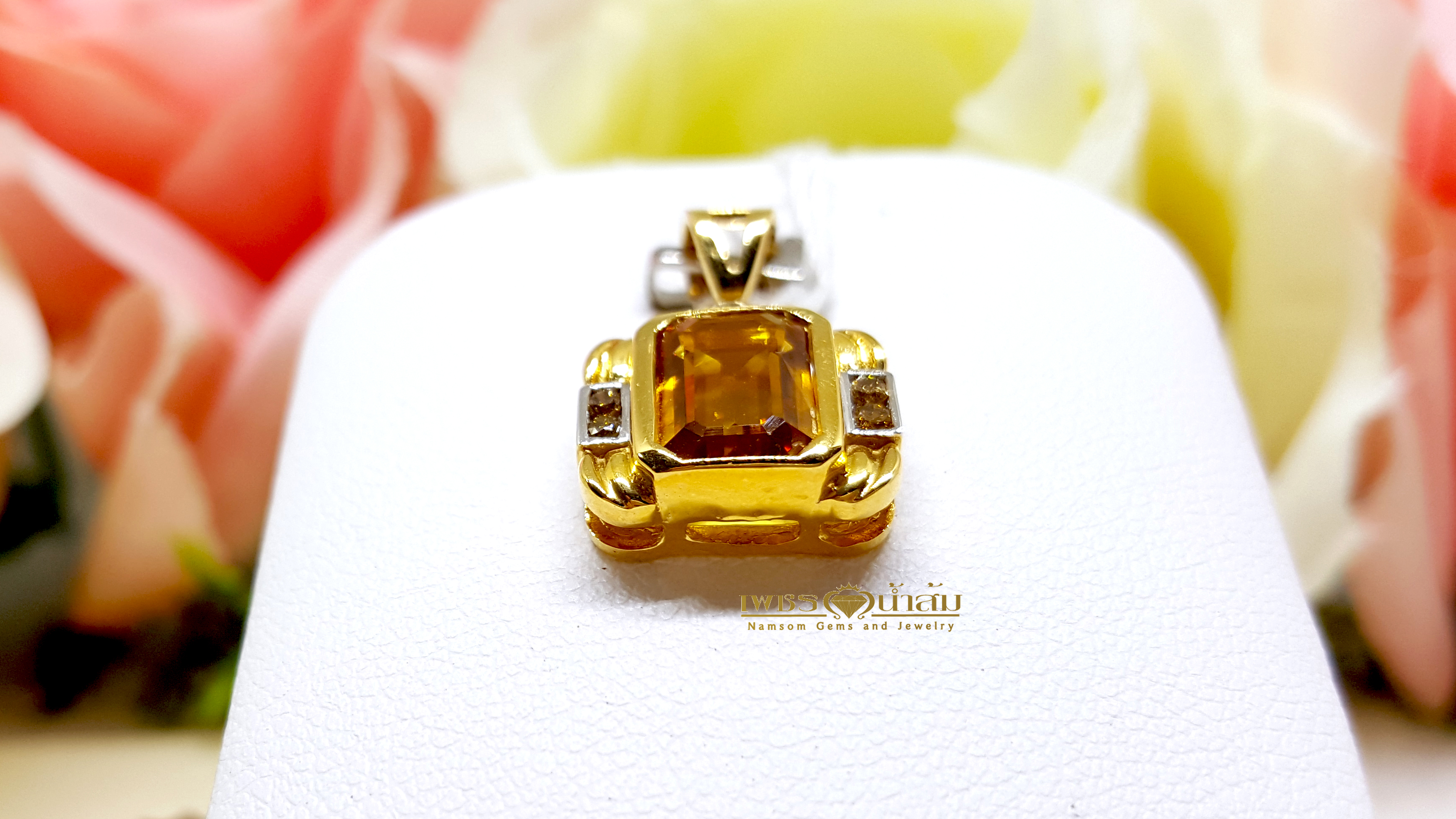 จี้พลอยบุษราคัม Yellow Sapphire ขนาดพอดี สมใส่ได้ทุกวัน เจียรเป็นทรงเหลียม คาดด้วยเพชรแท้ขอบข้าง เพื่มลูกเล่น