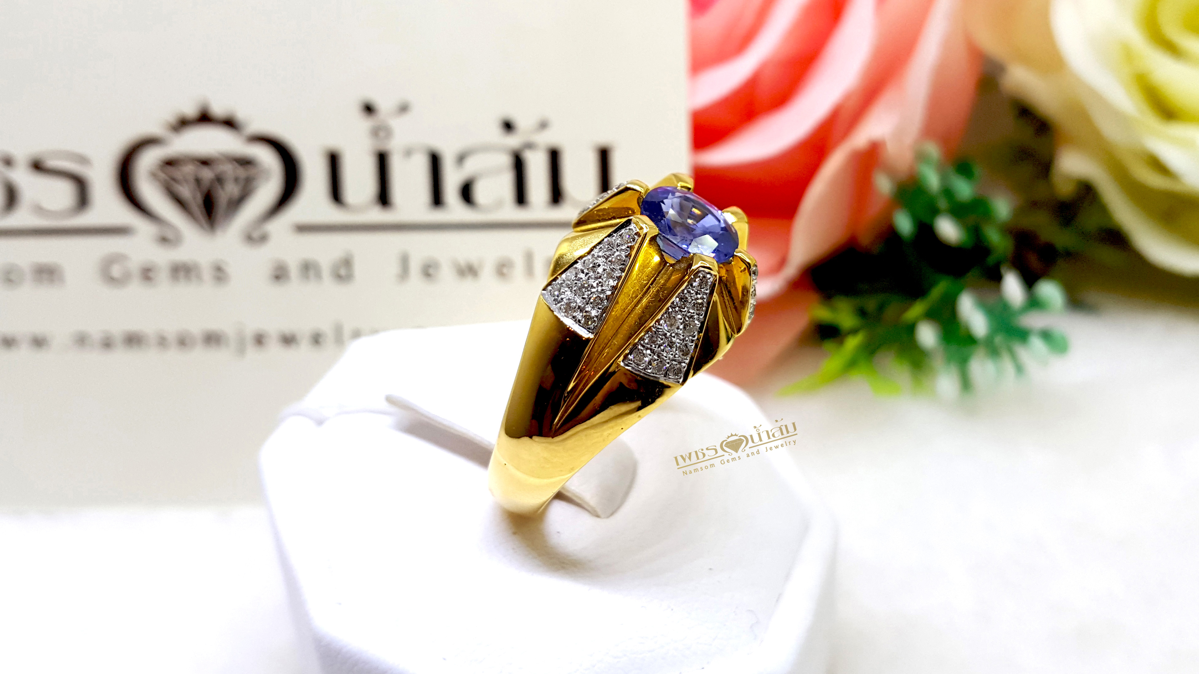แหวนพลอยไพลิน Blue Sapphire หัวแหวนชูโดดเด่น ประดับตกแต่งด้วยเพชรแท้เพิ่มลวดลายให้น่ามอง บนตัวเรือนทองแท้ทั้งตัวเรือน