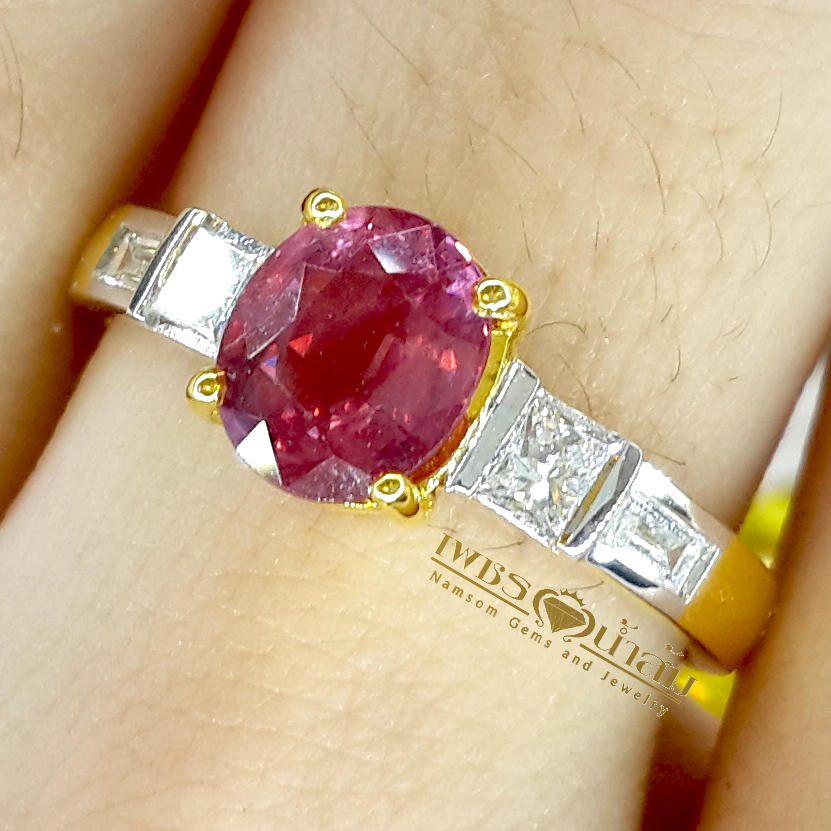 แหวนพลอยทับทิม Ruby สีชมพูหรือพิ้งซัฟฟาย Pink Sapphire ประดับด้วยเพชรแท้บ่าข้างทรงแบเก็ต ขันบรรได บนตัวเรือนทองแท้ทั้งตัวเรือน