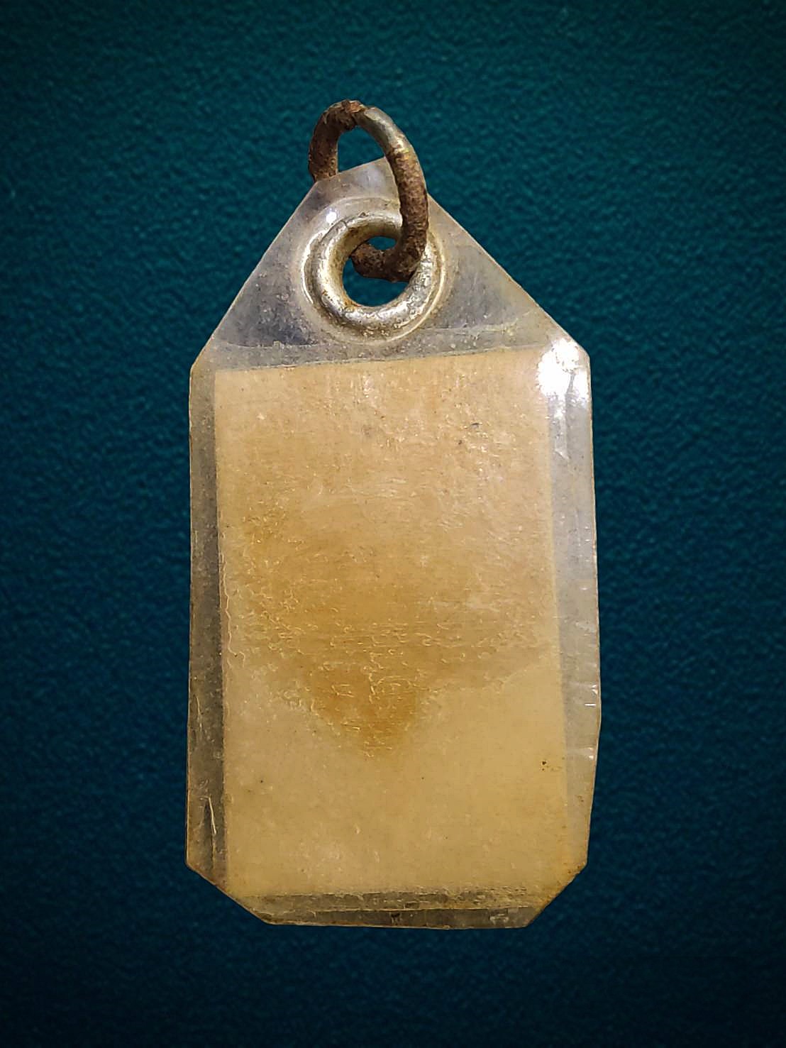 รูปถ่าย นั่งเก้าอี้ หลวงปู่บุดดา ถาวโร วัดกลางชูศรีเจริญสุข สิงห์บุรี