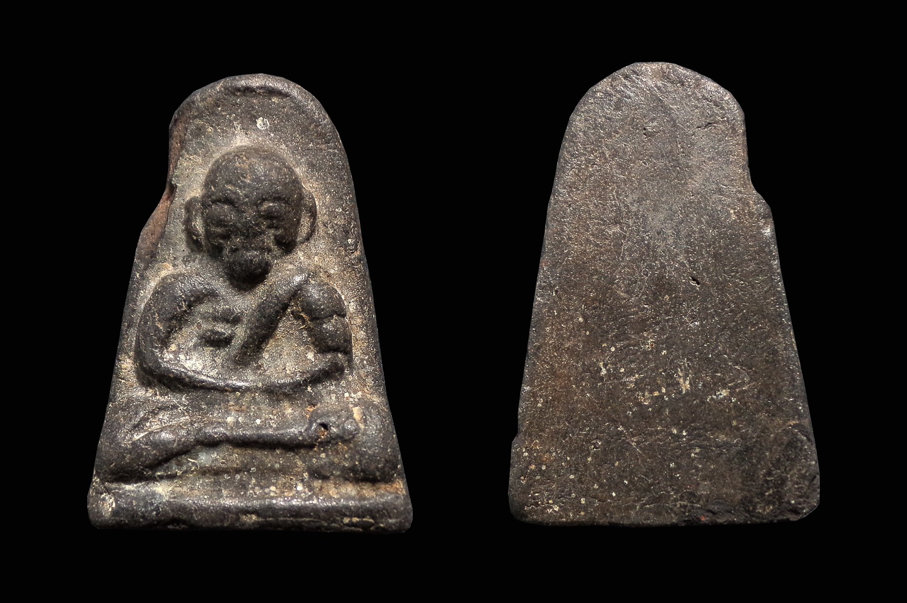 พระผงรูปเหมือนรุ่นแรก พิมพ์ใหญ่ หลวงพ่อรุ่งเคราเหล็ก วัดบางแหวน จ.ชุมพร ปี2500 เนื้อดินผสมว่าน