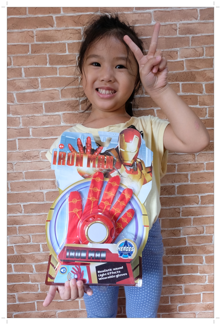 ถุงมือ Ultimate Iron Man มีไฟ