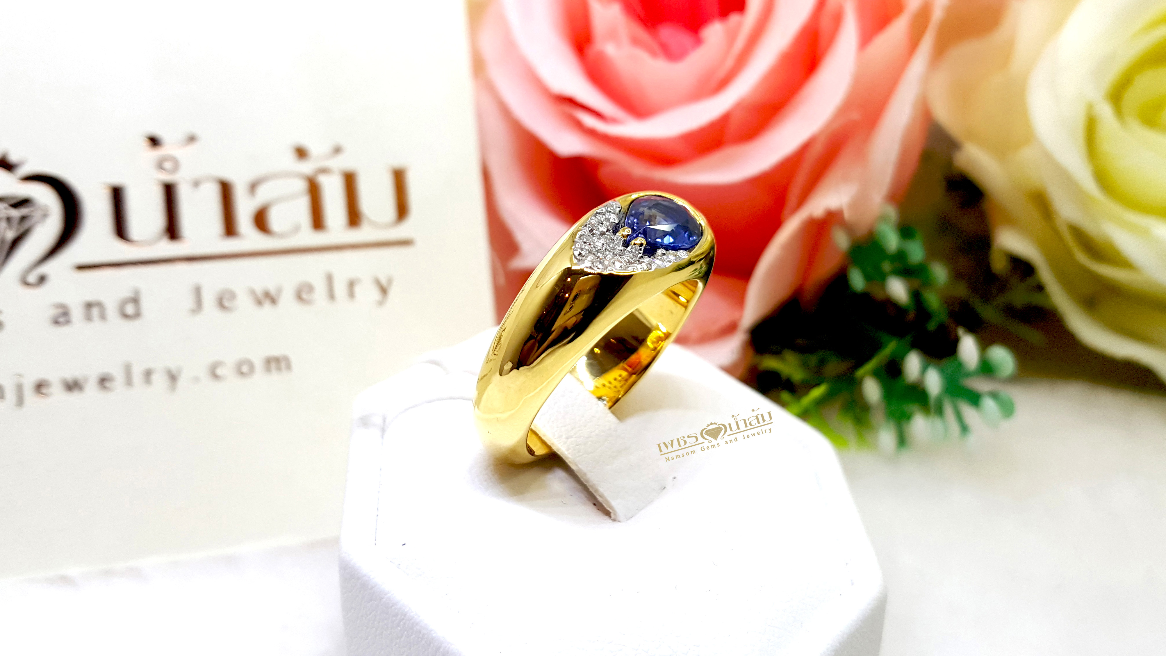 แหวนพลอยไพลิน Blue Sapphire เล่นแสงเล่นไฟ งานออกแบบทรงโมเดิร์น ประดับเพชรแท้ฝังจิกไข่ปลา บนตัวเรือนทองแท้ทั้งตัวเรือน