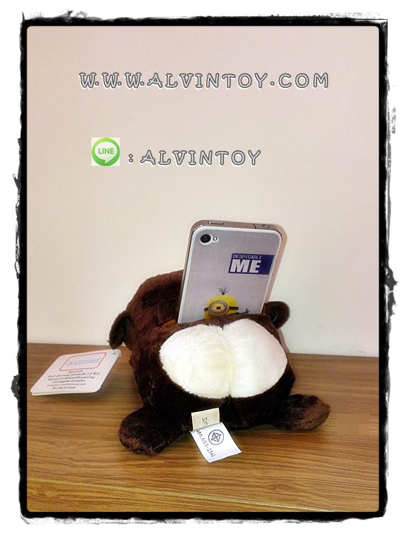 ตุ๊กตาลิงวางโทรศัพท์มือถือ