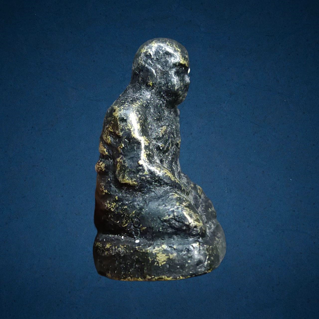 รูปหล่อโบราณ พระเกจิ เนื้อทองแดงรมดำ ไม่ทราบที่