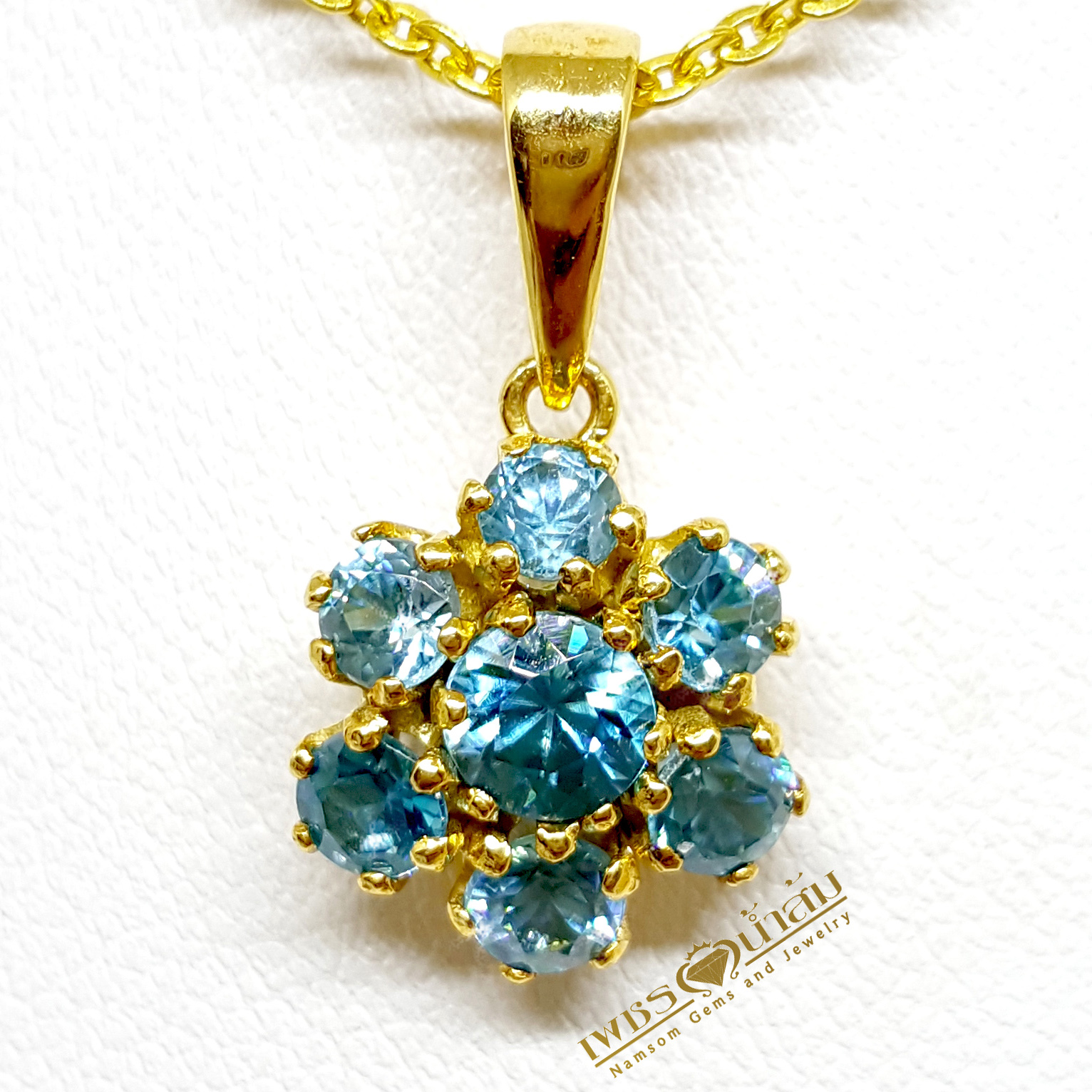 จี้พลอยเพทาย Blue Zircon เจียรเหลี่ยมเพชร ทรงดอกไม้ชิ้นเล็กน่ารัก งามเกินห้ามใจ ไม่ให้หลงใหล บนตัวเรือนทองแท้ทั้งตัวเรือน