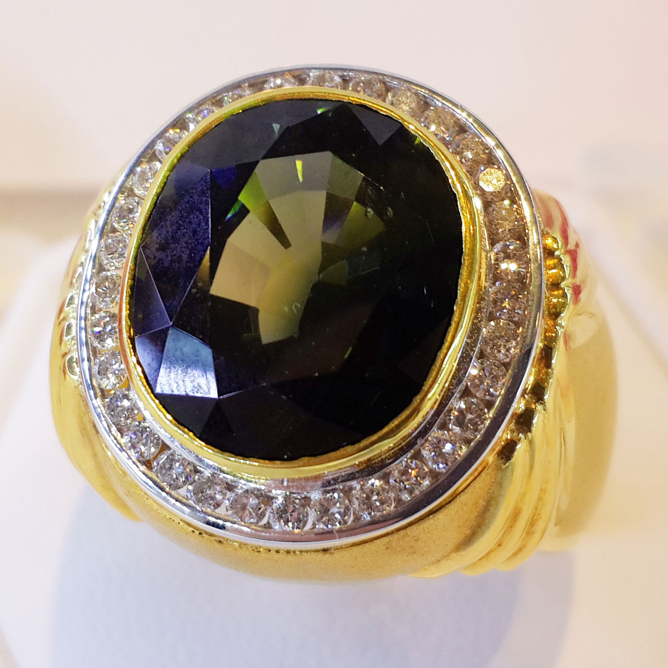 แหวนพลอย Green Tourmaline ล้อมเพชร ดังต้องมนตร์