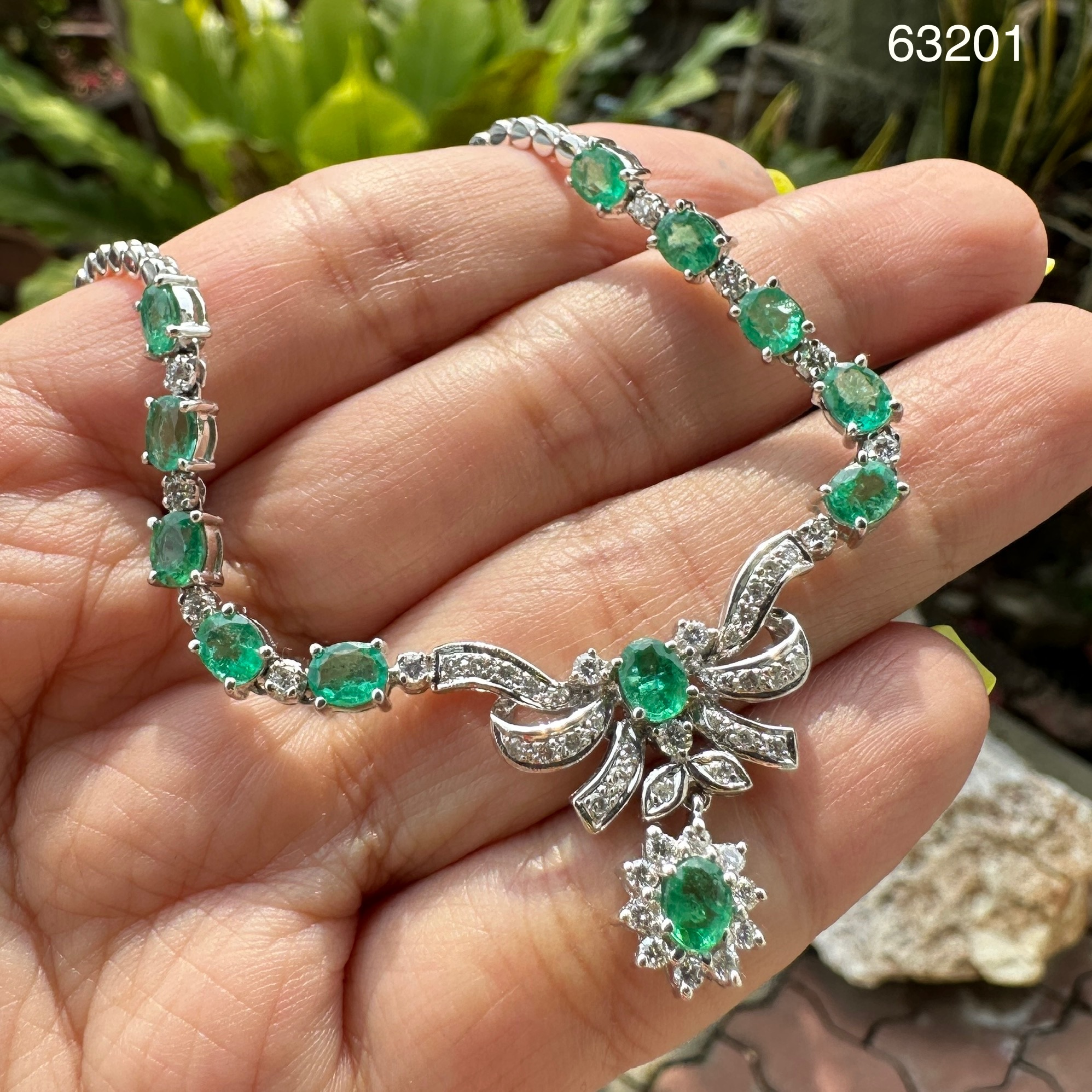 รหัส 63201 สร้อยคอ มรกต โคลัมเบีย 11/4.00 ct ฝังเพชร 49/0.65 ct ทอง18K ความยาว 16 นิ้ว นน. 21.07 g