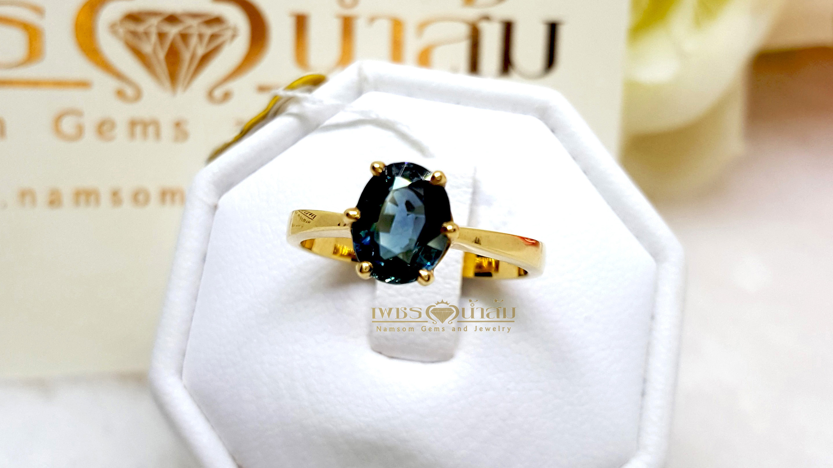 แหวนพลอยไพลิน Blue Sapphire สีน้ำเงินสวยสด บนตัวเรือนทองแท้ทั้งตัวเรือน