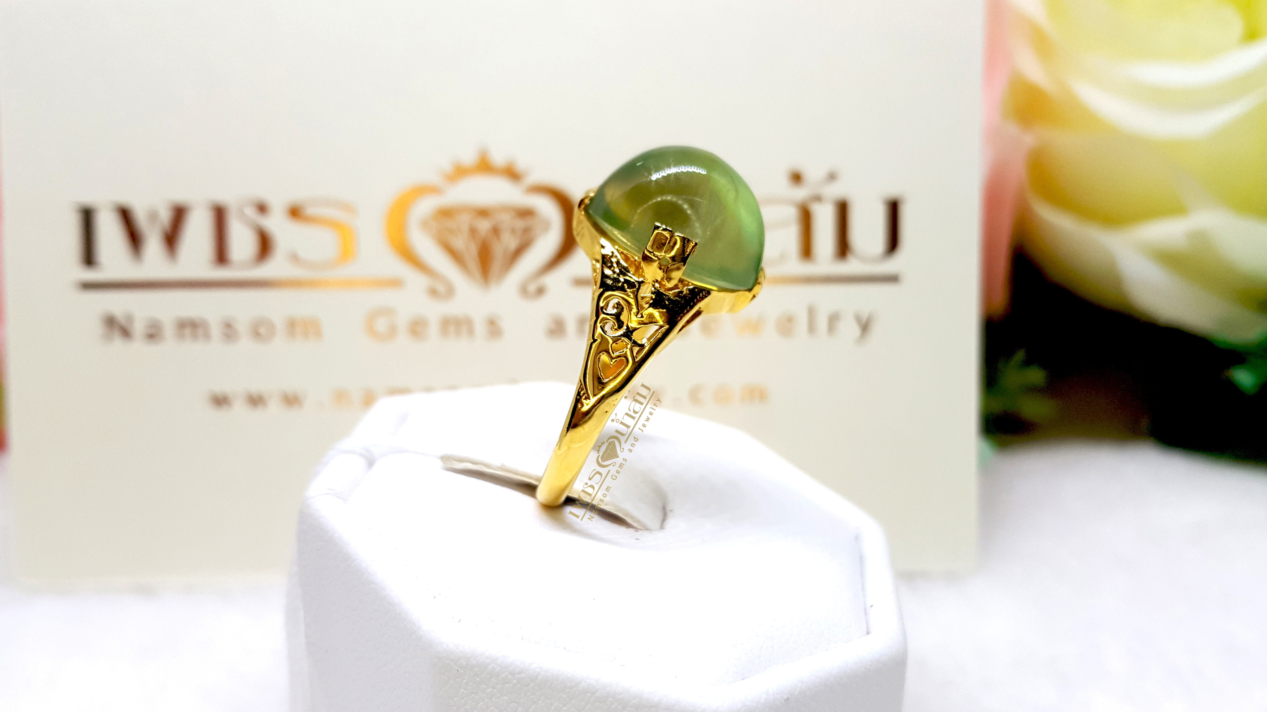 แหวนพลอยพรีไนท์ Prehnite จันทร์ เจียรหลังเบี้ย สีเขียวอ่อนวาวใส บนตัวเรือนทองแท้ ฉลุลาย